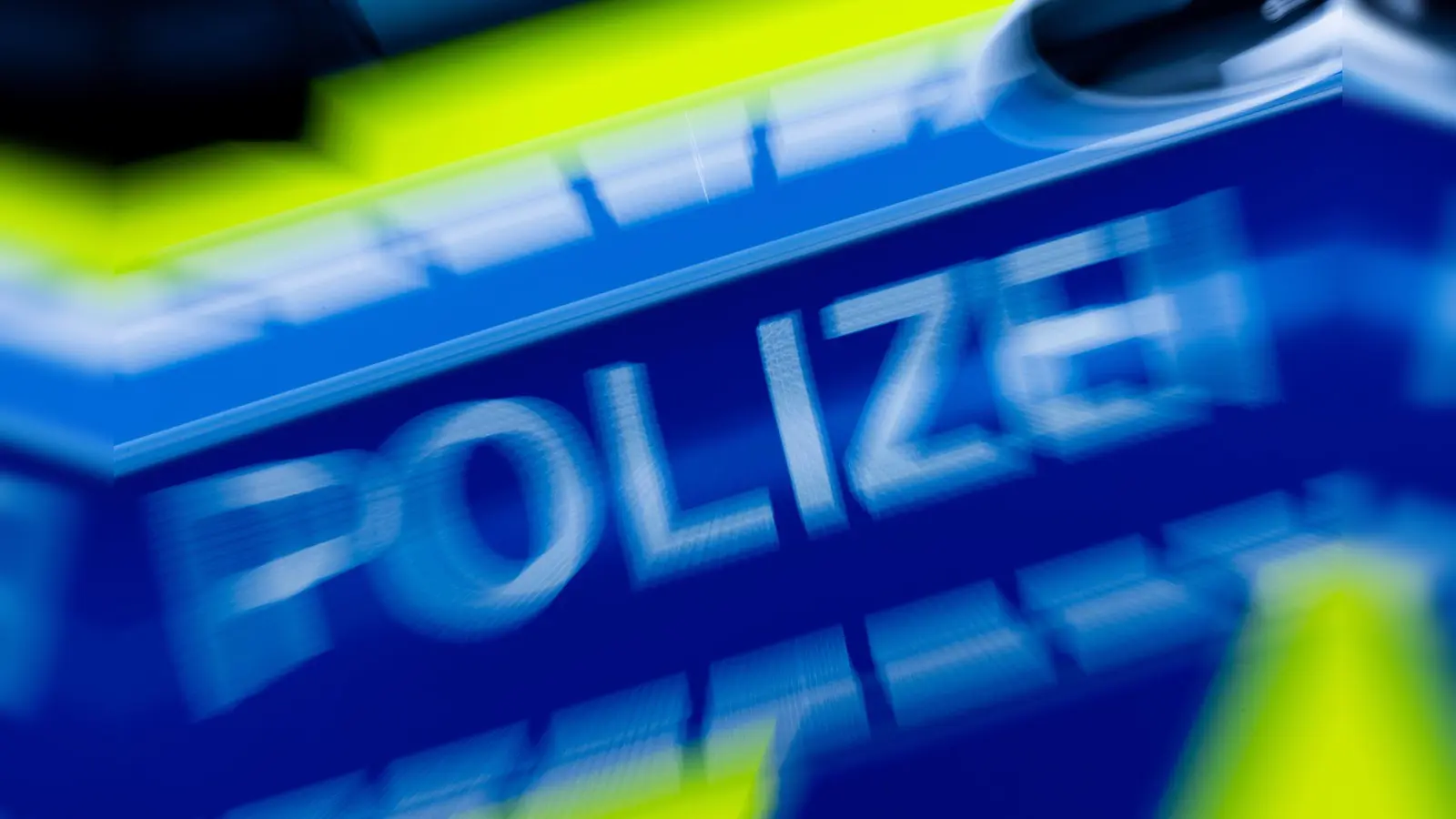 Die Polizei sucht nach zwei Männern, die versucht haben, eine Frau zu vergewaltigen.  (Symbolbild: Rolf Vennenbernd/dpa)