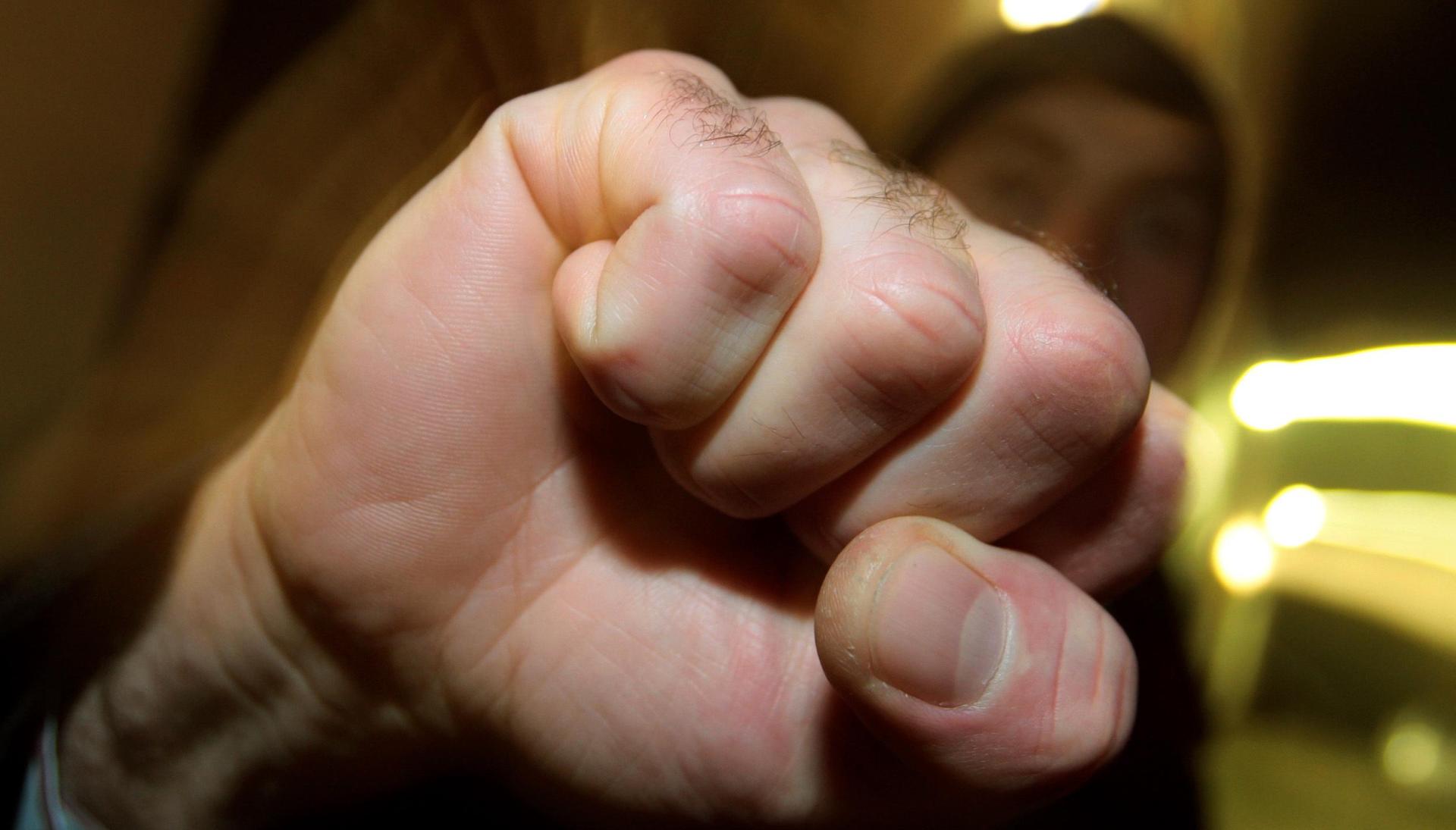 Im Zusammenhang mit einer Gewalttat in einer Nabburger Diskothek im Februar suchte die Polizei jetzt per Plakataktion nach einem Zeugen. (Symbolbild: Karl-Josef Hildenbrand/dpa)