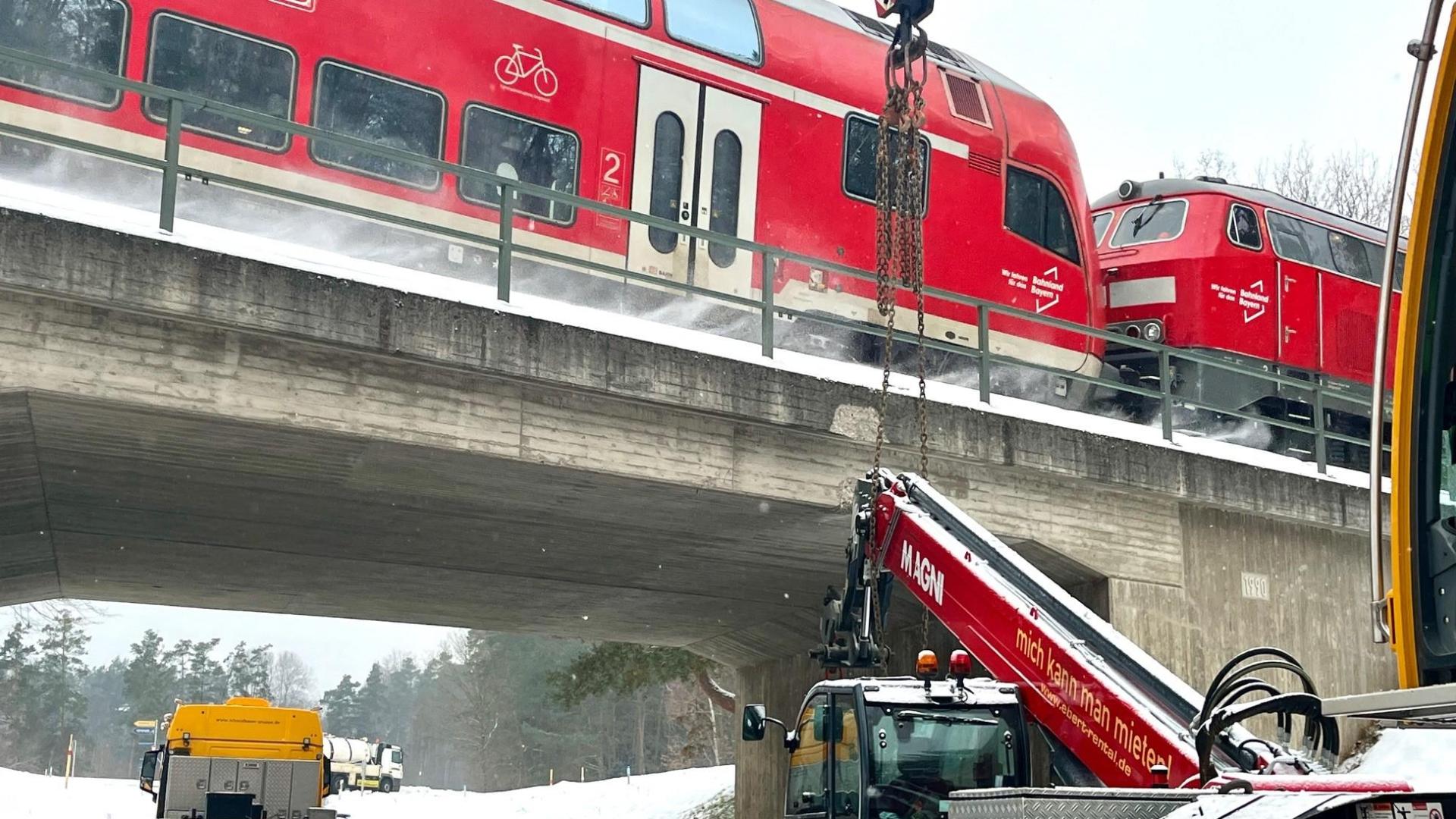 Nach einem Unfall bei Oberwildenau war am Montagvormittag der Bahnverkehr zwischen Weiden und Wernberg unterbrochen: Ein Kranfahrzeug hatte hier eine Eisenbahnbrücke touchiert. (Bild: Gabi Schönberger)