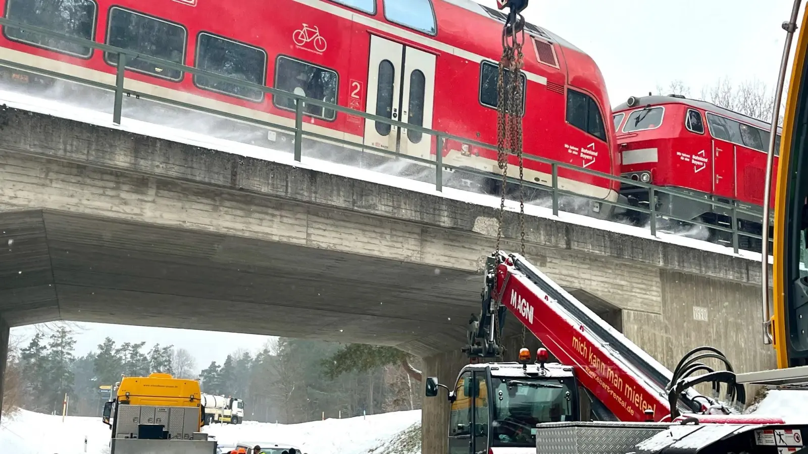 Nach einem Unfall bei Oberwildenau war am Montagvormittag der Bahnverkehr zwischen Weiden und Wernberg unterbrochen: Ein Kranfahrzeug hatte hier eine Eisenbahnbrücke touchiert. (Bild: Gabi Schönberger)