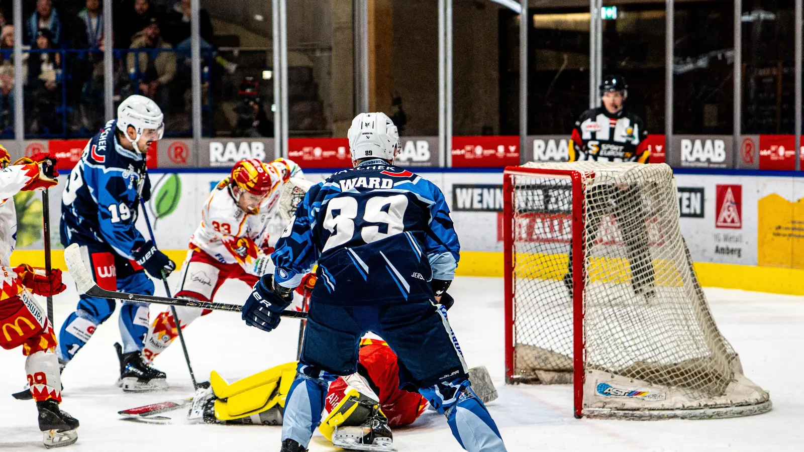 Tyler Ward (Mitte) beobachtet, wie Teamkollege Alex-Olivier Voyer den Puck zum 3:1 über die Linie beförderte. Die Blue Devils Weiden gewannen das Heimspiel gegen den ESV Kaufbeuren am Sonntagabend mehr als verdient mit 4:1.  (Bild: Elke Englmaier)