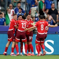 Die Schweizer bejubeln den Einzug ins Viertelfinale. (Bild: Andreas Gora/dpa)