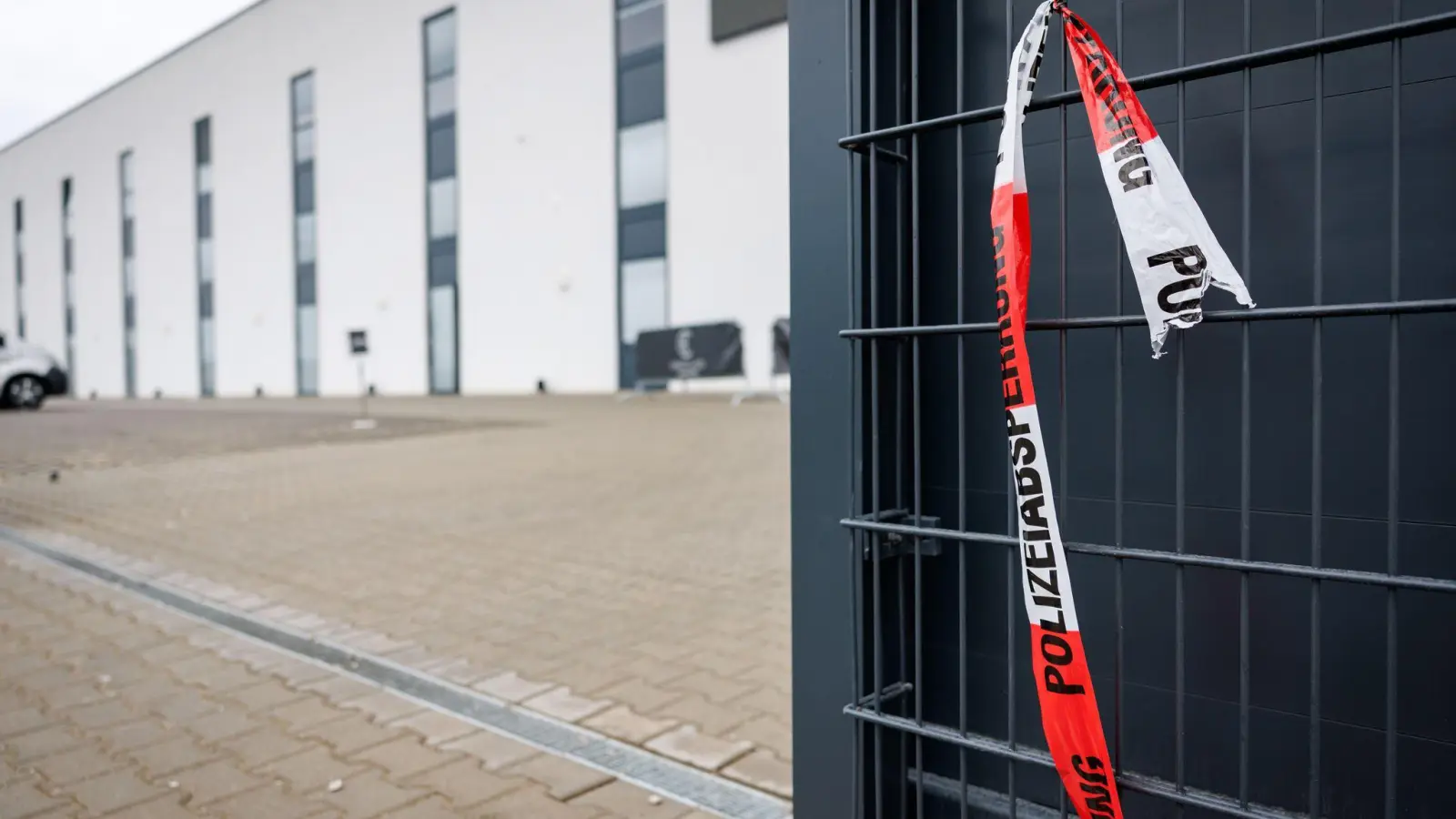 Noch in der Nacht stellten Spezialisten der Mordkommission Spuren am Tatort sicher.  (Bild: dpa)