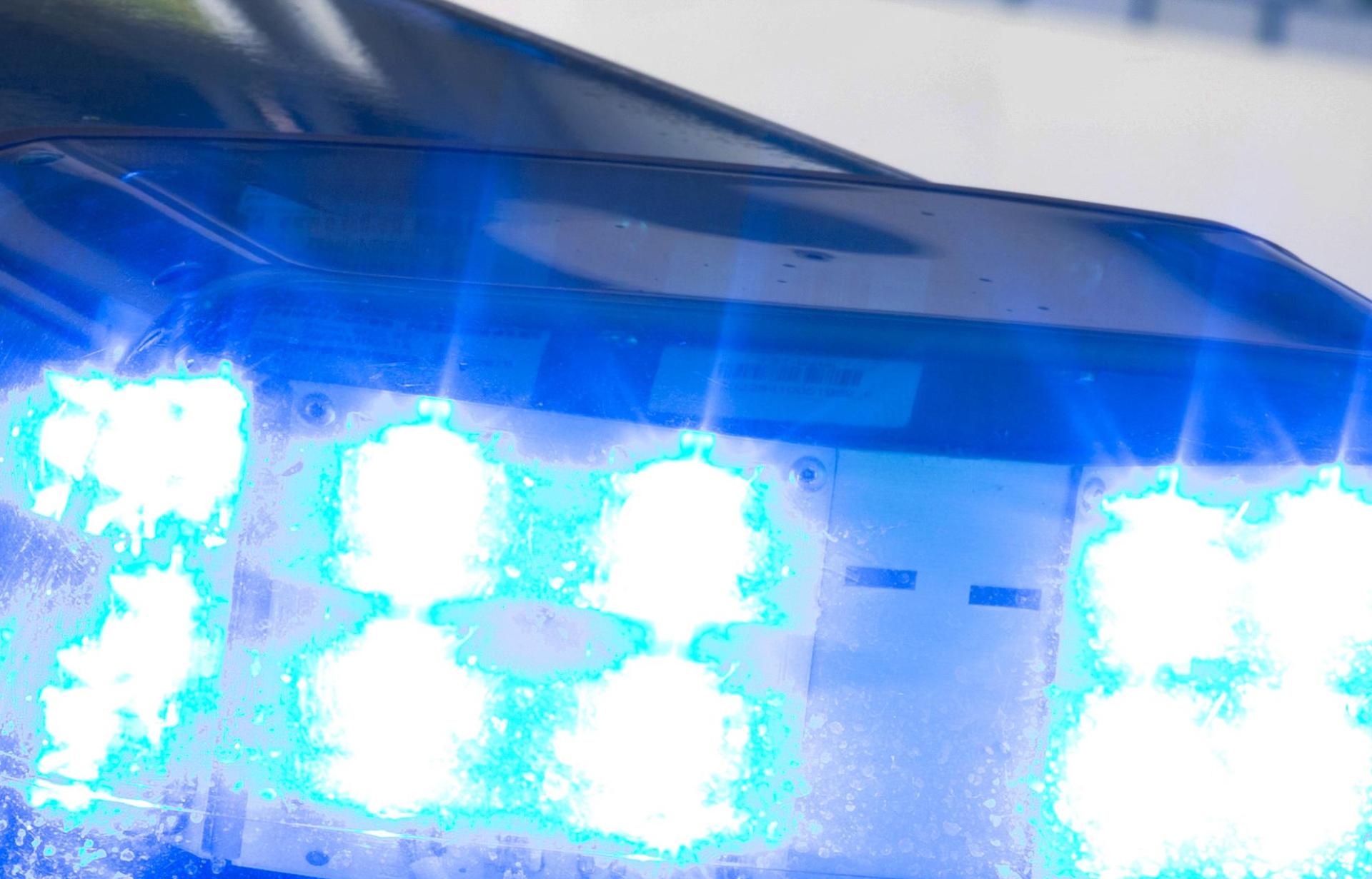 Eine junge Motorradfahrerin meldet einen Verkehrsunfall aufgrund von Fahrbahnverschmutzungen bei der Polizei in Neustadt. Vor Ort bestätigt sich die Aussage nicht. (Symbolbild: Friso Gentsch/dpa)