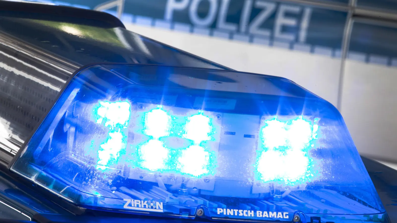 Die Polizei Neustadt/WN stoppt ein Traktorgespann wegen unzulässiger Ladung. (Bild: Friso Gentsch)