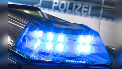 Die Polizei Neustadt/WN stoppt ein Traktorgespann wegen unzulässiger Ladung. (Bild: Friso Gentsch)