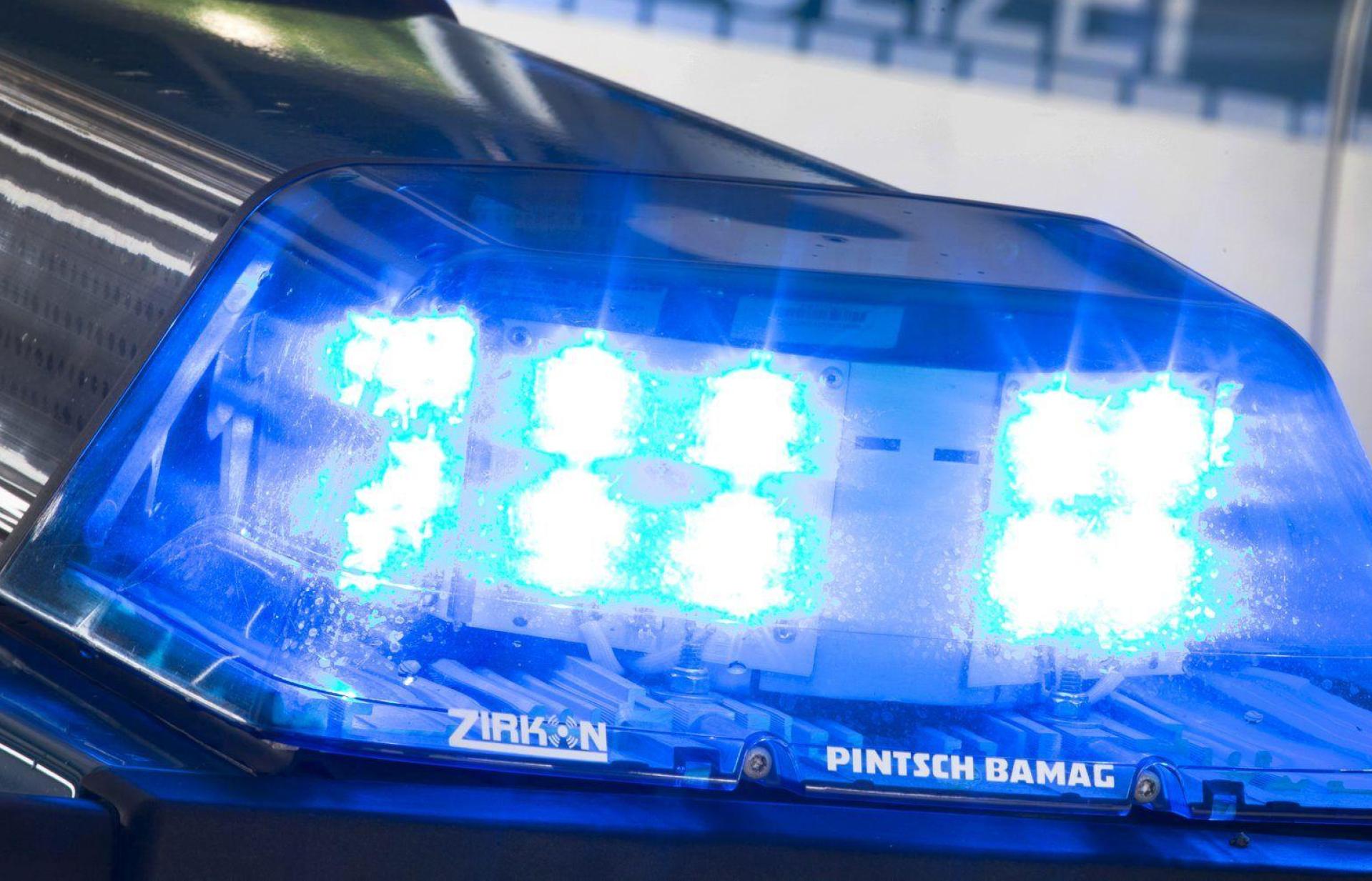 Die Polizei in Neustadt an der Waldnaab erwischte zwei mutmaßliche Täter, die Geld aus Opferstöcken in Kirchen gestohlen hatten.  (Symbolbild: Friso Gentsch/dpa)