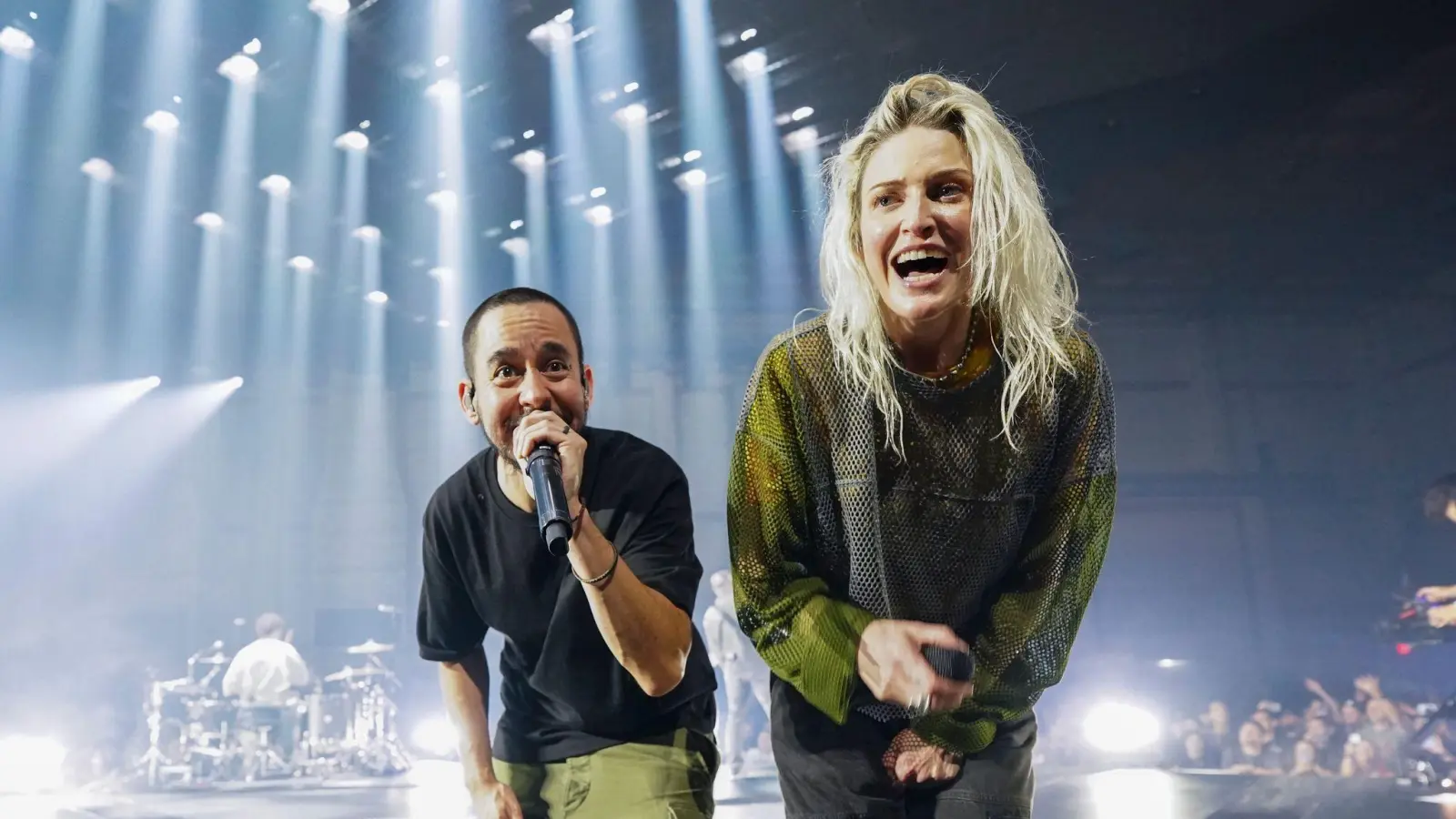 Mike Shinoda (l) und Emily Armstrong, die neue Frontfrau von Linkin Park. (Bild: Jordan Strauss/Invision/AP/dpa)