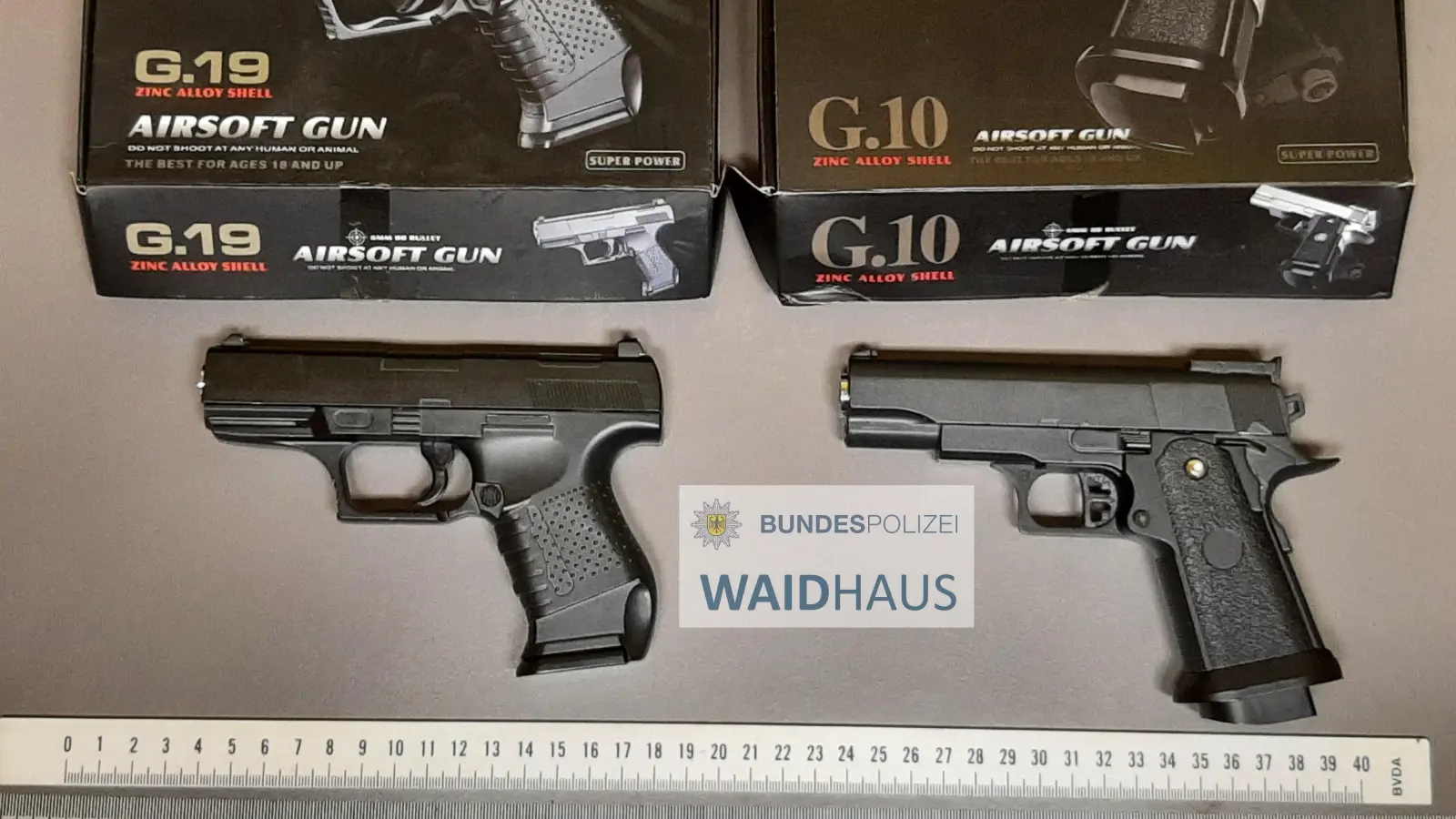 Diese Federdruckpistolen entdeckte die Bundespolizei Bärnau bei einem 39-Jährigen in Waldsassen. (Bild: Bundespolizei)