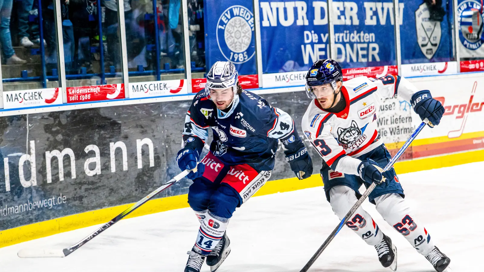 James Hardie (links/ Szene aus dem Freitagspiel gegen Kassel) und die Blue Devils treffen in den Pre-Play-offs auf Bad Nauheim. (Bild: Elke Englmaier)