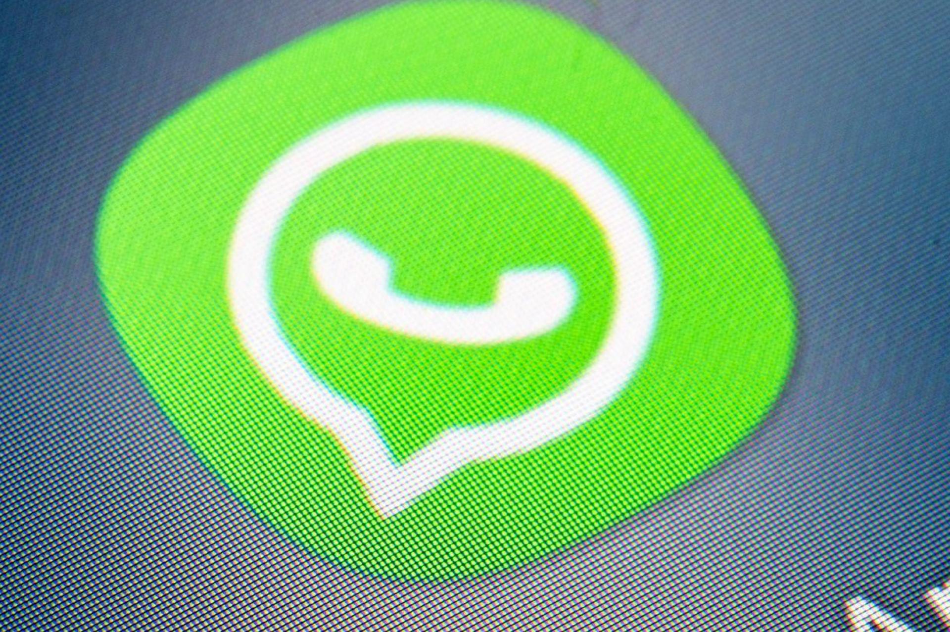 Der führende Messengerdienst hatte sich klar gegen die Einführung einer Chatkontrolle in der EU ausgesprochen - der Marktrivale Signal hatte sogar mit einem Rückzug aus Europa gedroht. (Symbolbild) (Bild: Fabian Sommer/dpa)