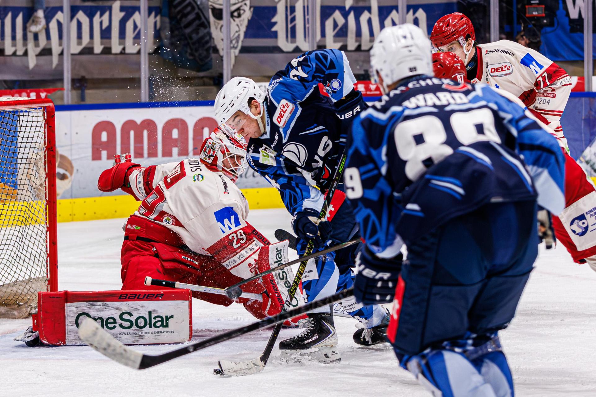 Paul Vinzens (Zweiter von links) von den Blue Devils Weiden musste kurz vor Schluss mit der Trage vom Eis gebracht werden. (Bild: Werner Moller)