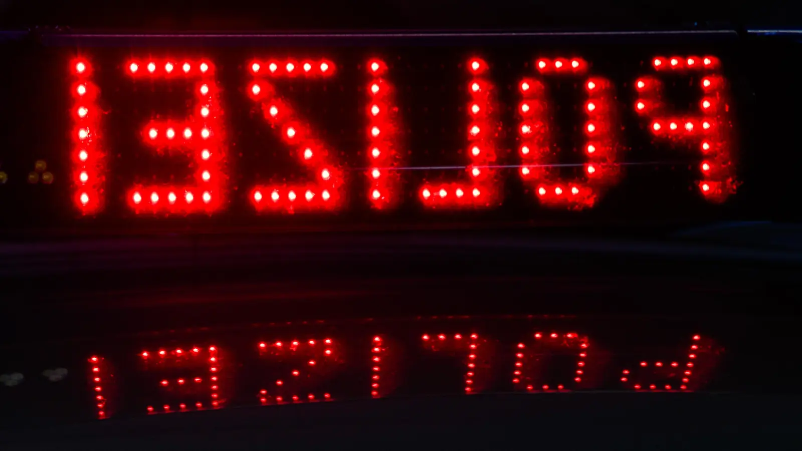 Ein 49-jähriger Mann wurde in Mantel ohne gültigen Führerschein auf einem Motorroller erwischt. Die Polizei stoppte die Weiterfahrt. (Symbolbild: Petra Hartl)