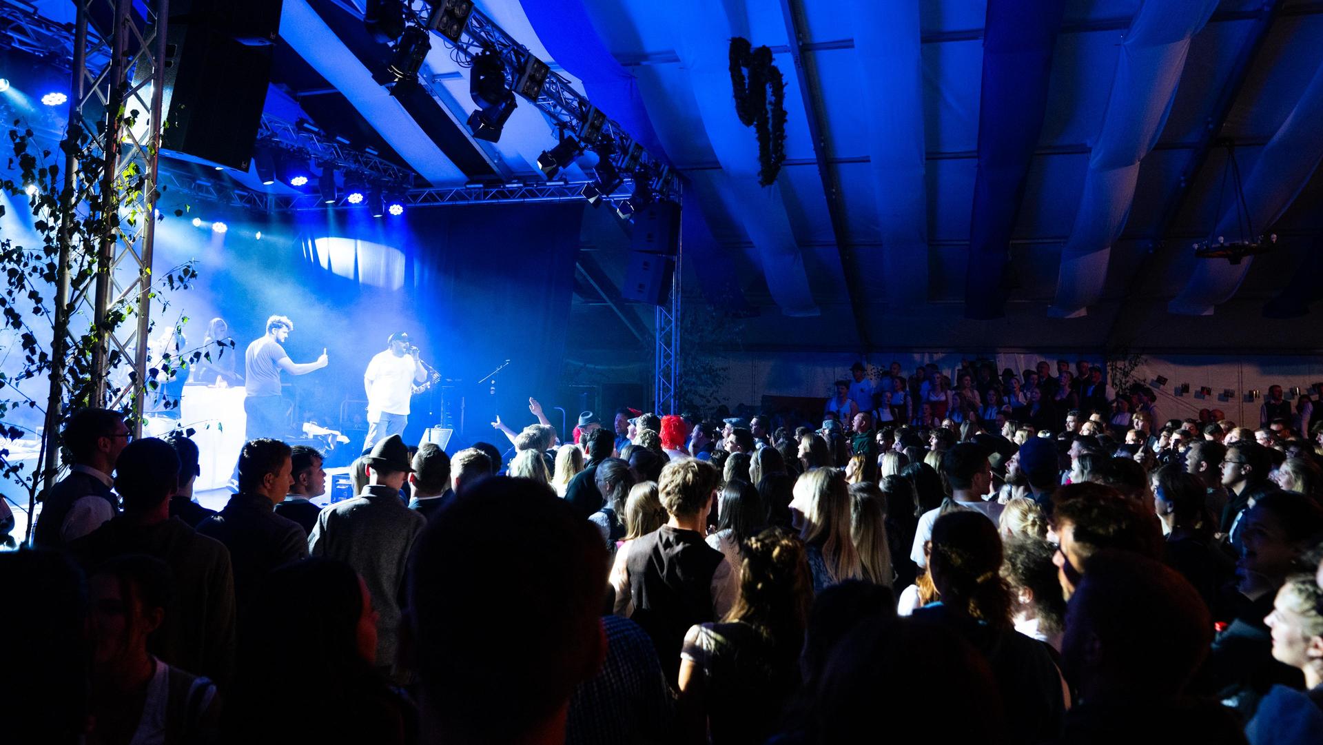 Sonntagabend auf der Pfreimder Kirwa. (Bild: Hannes Stock)