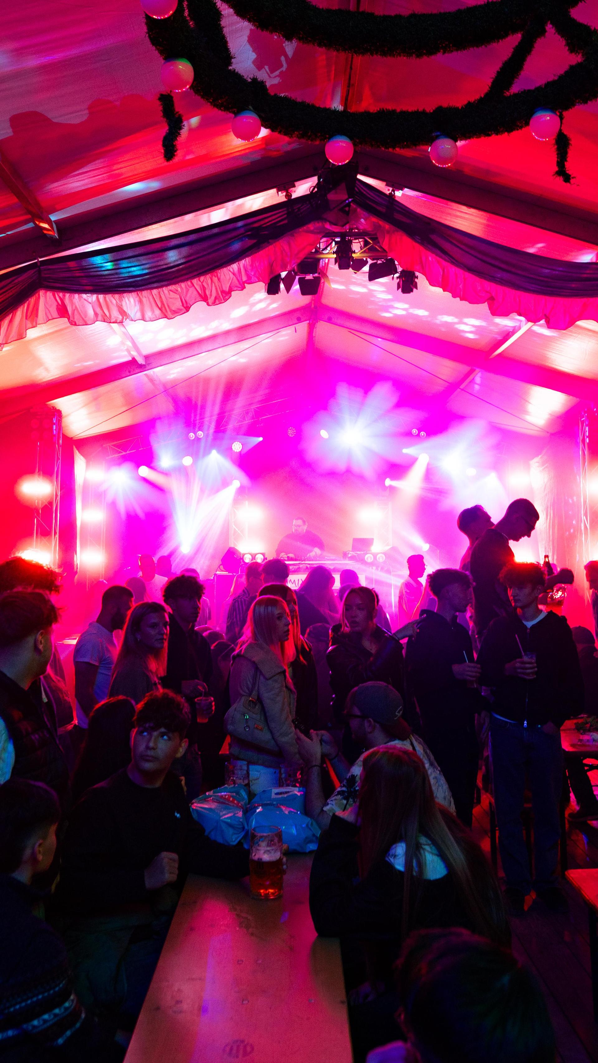 Samstagabend am Weidner Volksfest. (Bild: Hannes Stock)