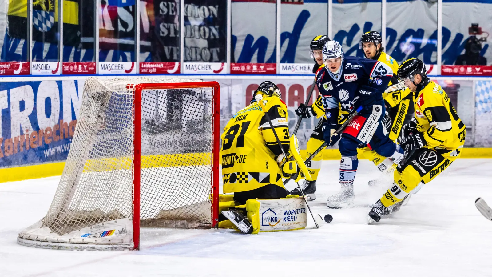 Constantin Vogt (blaues Trikot) von den Blue Devils Weiden behauptet sich gegen die Krefelder Übermacht aus Mike Fischer (von rechts), Maximilian Hops und Goalie Felix Bick. (Bild: Tobias Neubert)