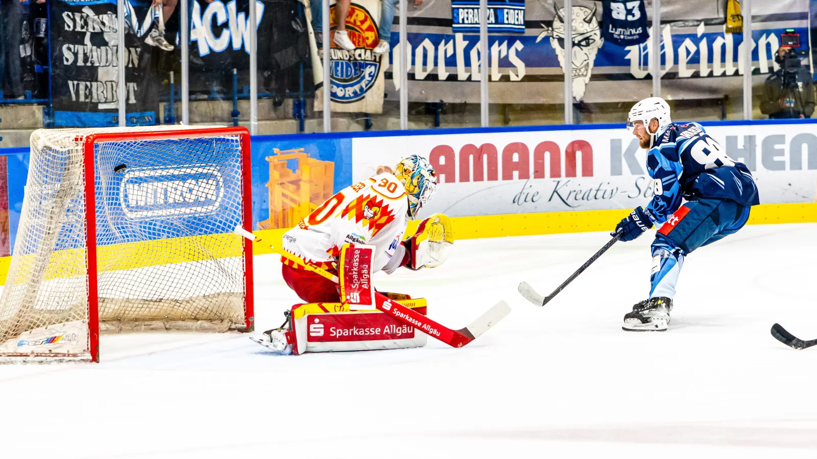 Tyler Ward (rechts) könnte bereits nach der Länderspielpause Mitte November wieder auf Eis zurückkehren. (Archivbild: Elke Englmaier)