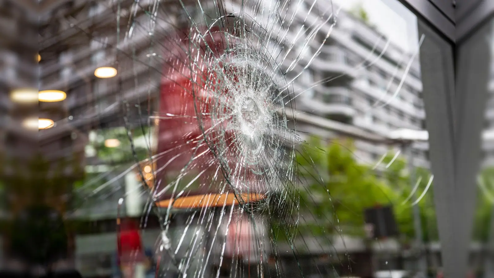 Eine kaputte Scheibe und erheblichen Schaden haben Unbekannte in Amberg hinterlassen. (Symbolbild: Paul Zinken/dpa)