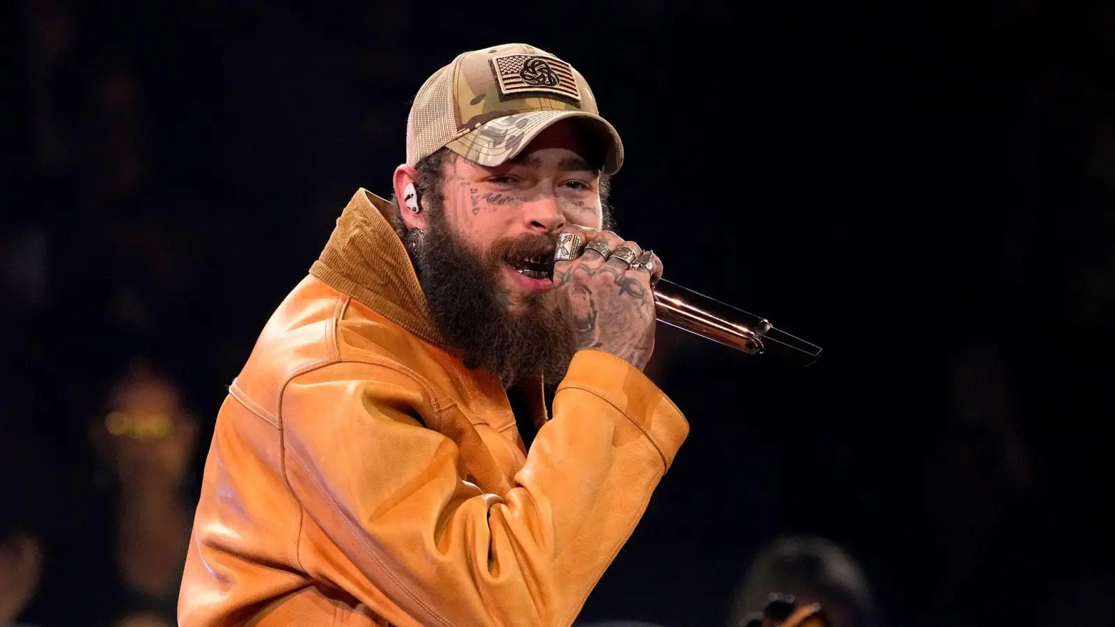 Post Malone versüßte einer Barkeeperin in Houston das Weihnachtsfest. (Archivbild) (Bild: George Walker IV/Invision/AP/dpa)