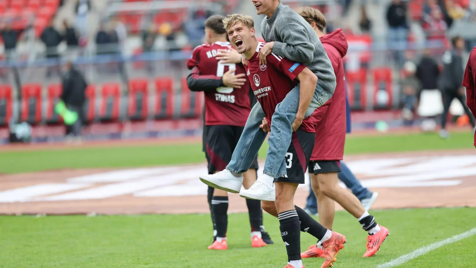 Nick Seidel (l) soll langfristig eine tragende Rolle beim FCN übernehmen. (Bild: Daniel Löb/dpa)