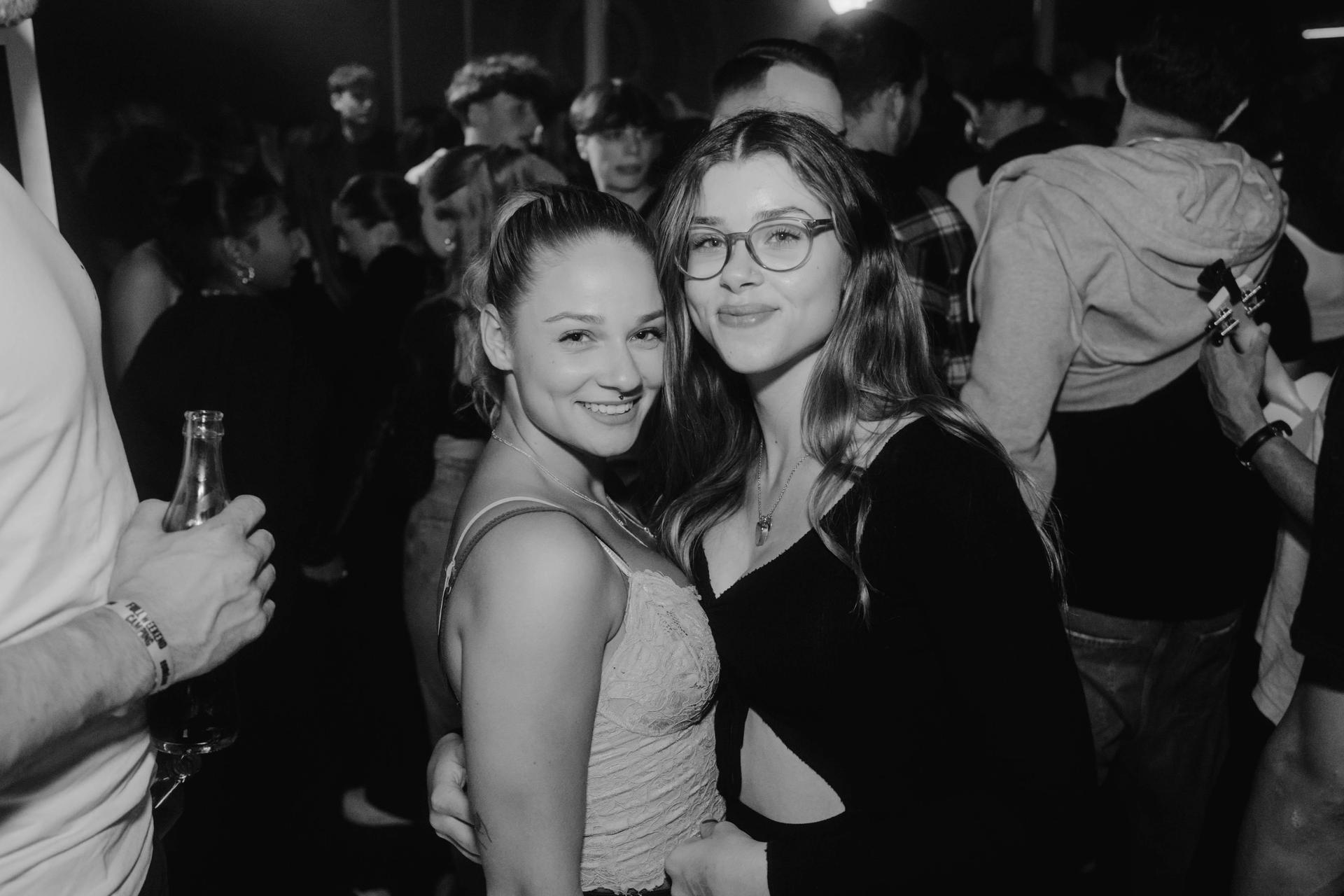 Die Bilder der „Savage Life”-Party im Loop. (Bild: Lukas Frey)