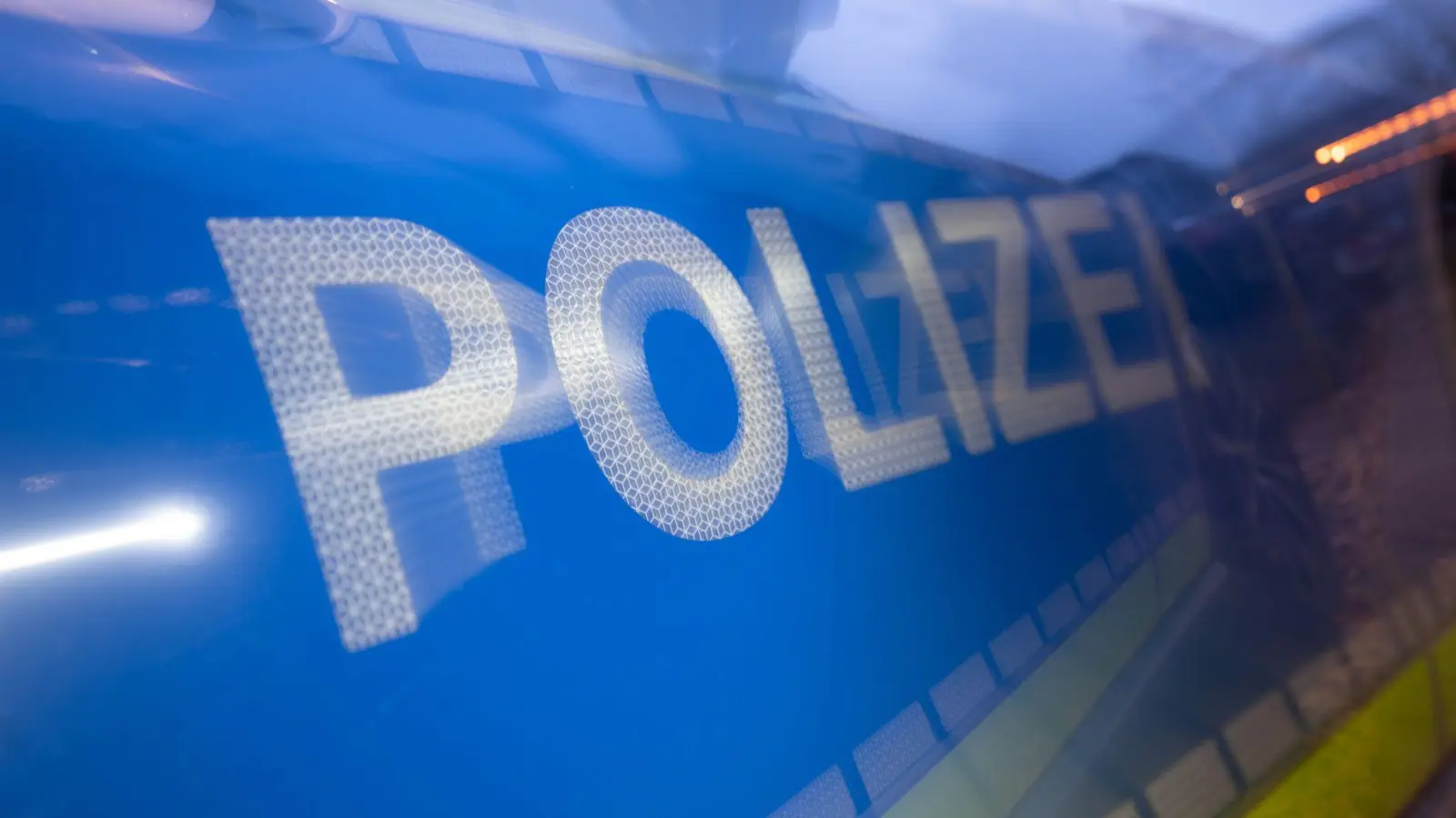 Unbekannter beschädigt in Weiden einen geparkten weißen Ford und fährt weiter. (Symbolbild: Marijan Murat/dpa)
