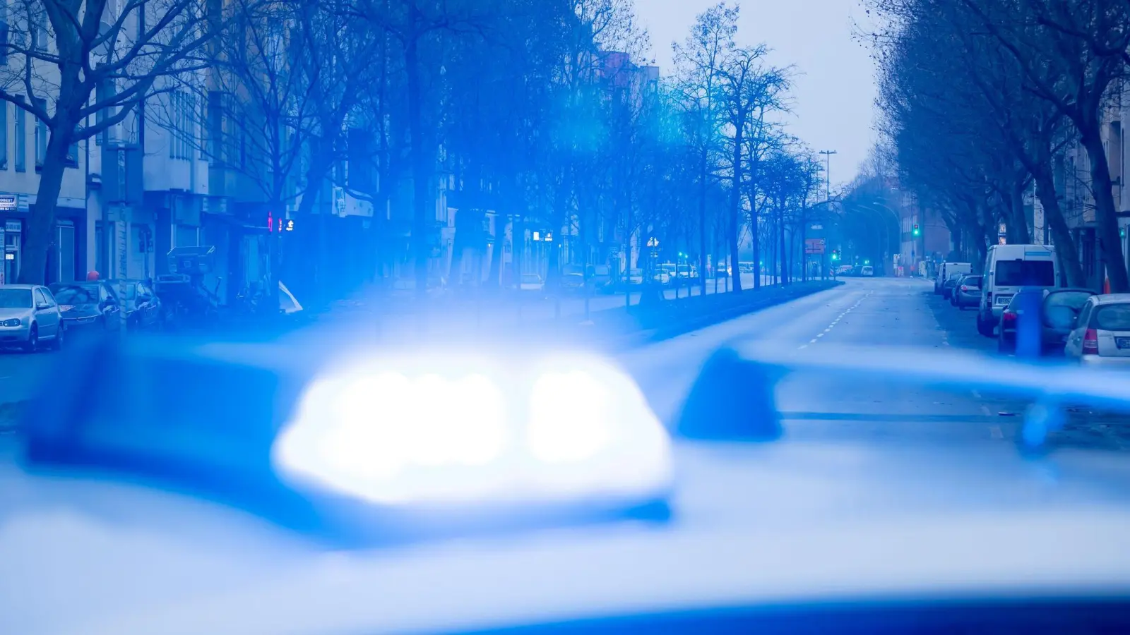 Die Polizei erwischt am Mittwochabend in Windischeschenbach zwei Jugendliche auf ihren Rollern - beide ohne Führerschein.  (Symbolbild: Christoph Soeder/dpa)