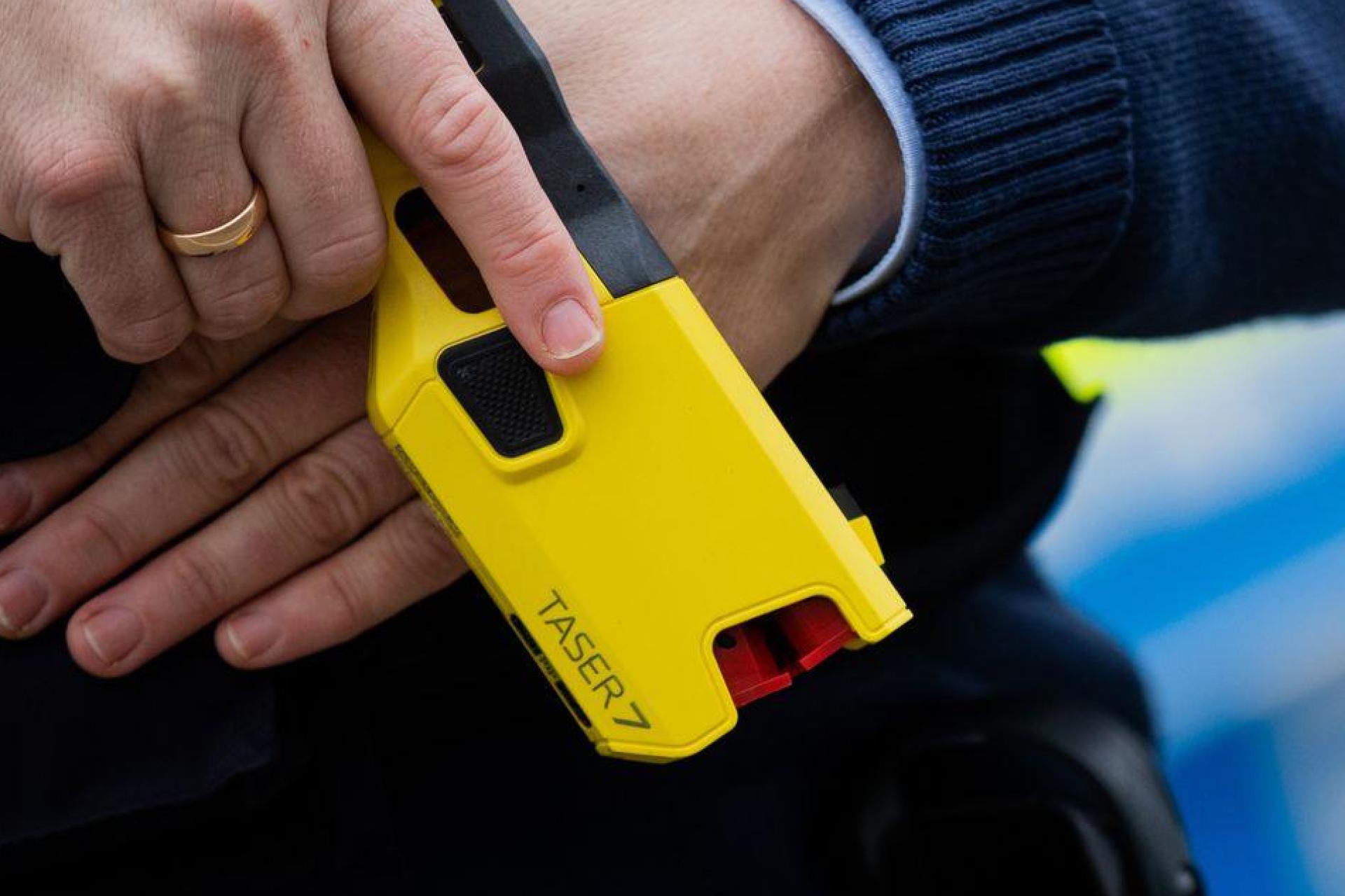 Als der Mann nicht auf die Anordnungen der Beamten reagiert, kommt ein Taser zum Einsatz. (Symbolbild) (Bild: Rolf Vennenbernd/dpa)