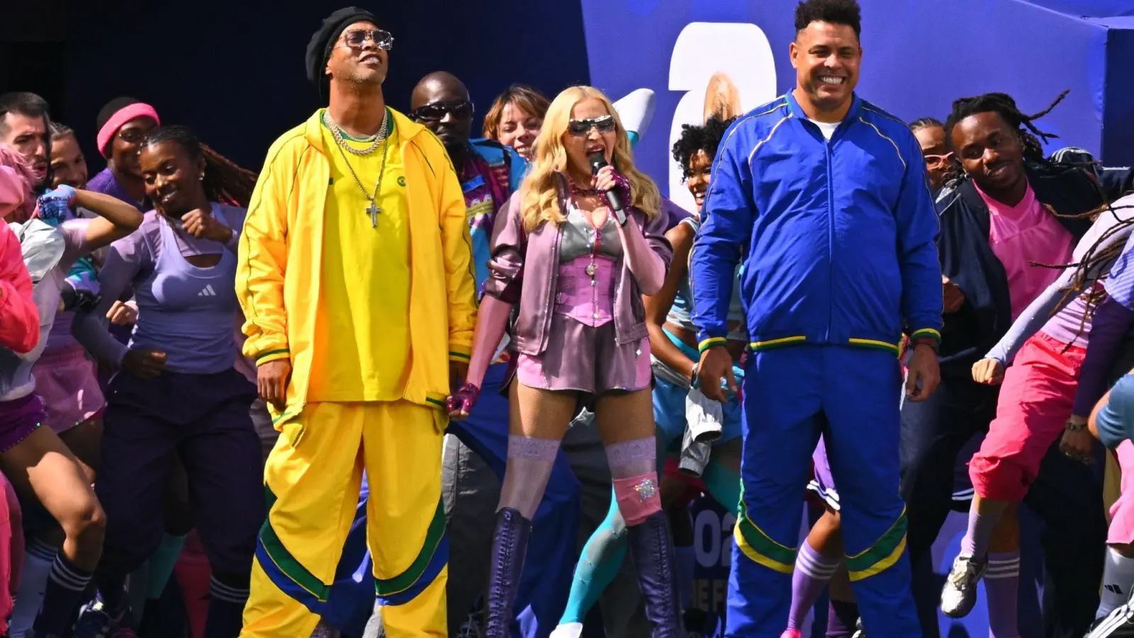Bunte Mischung: Madonna mit Brasiliens Fußballlegenden Ronaldinho (l) und Ronaldo. (Bild: Tom Weller/dpa)