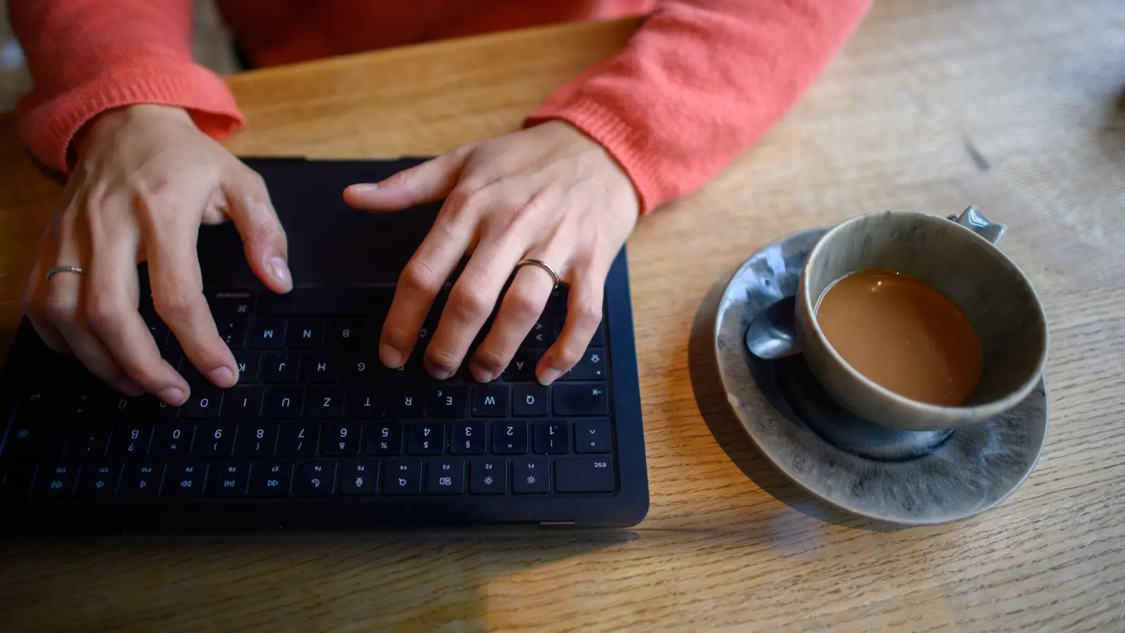 Stundenlang Arbeiten im Café: Das machen einige Gastronomen nicht mehr mit.  (Bild: Klaus-Dietmar Gabbert/dpa)
