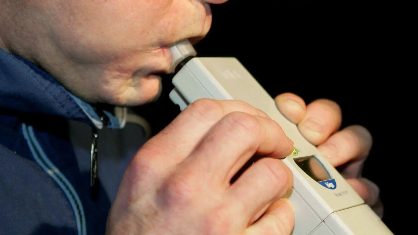 In der Nacht von Freitag auf Samstag kontrollierten Polizeibeamte in Weiden 38-Jährigen. Der Mann hatte zu viel Alkohol intus, um noch weiterfahren zu können. (Symbolbild: Uli Deck/dpa)