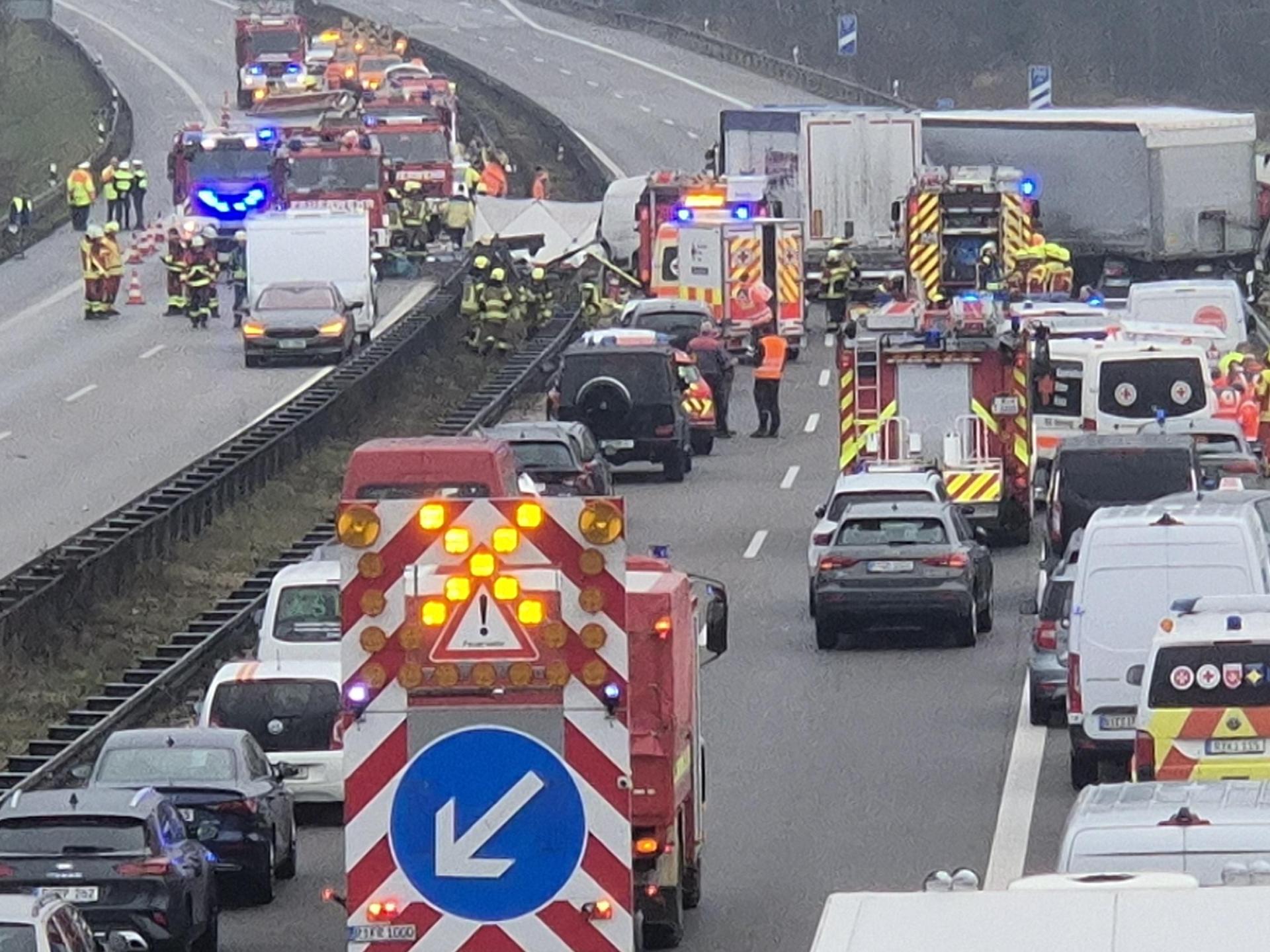 Die A 93 zwischen den Anschlussstellen Teublitz und Ponholz ist nach einem schweren Unfall gesperrt. (Bild: Hösamer)