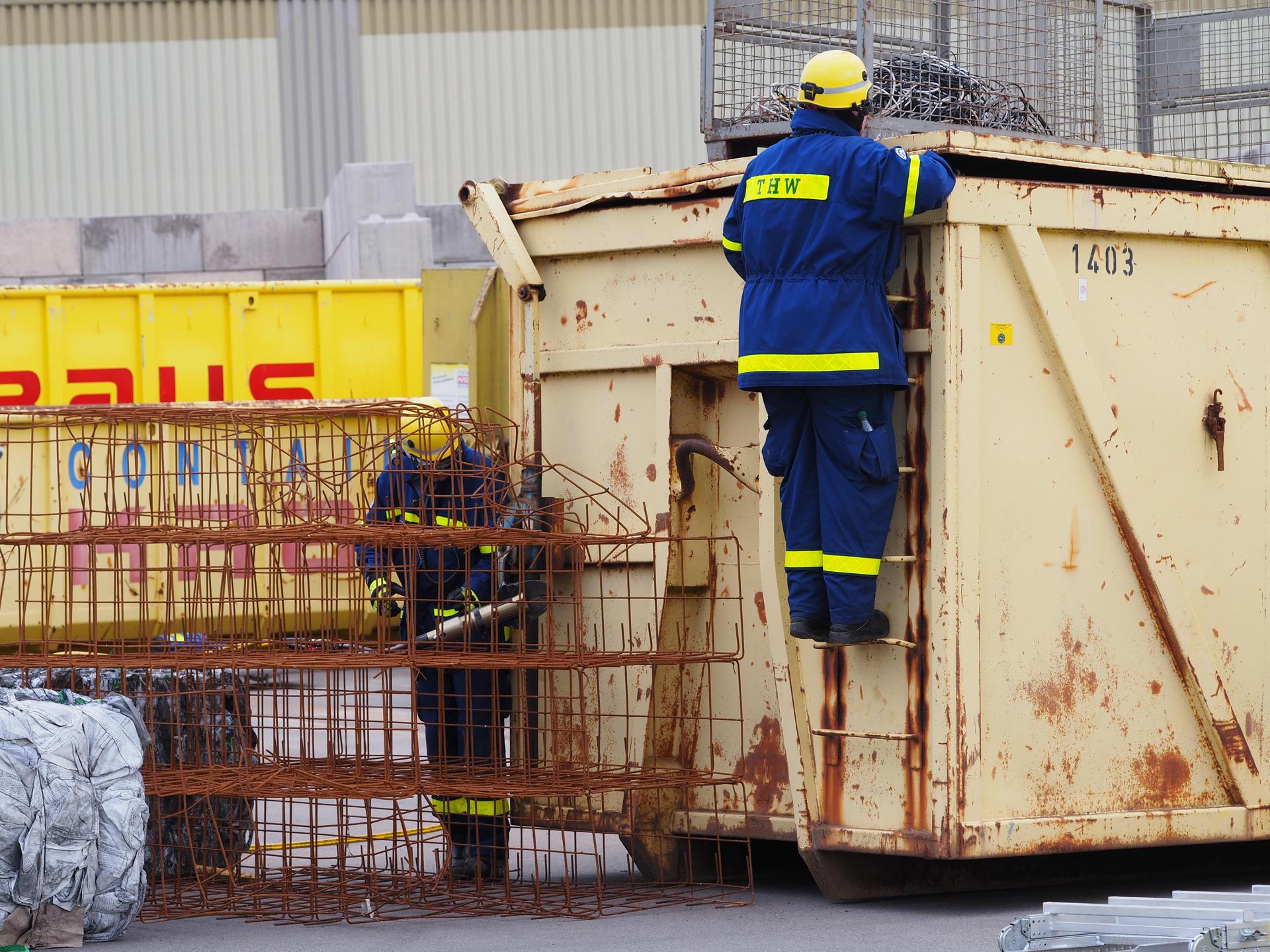 Eine in einem Container eingeschlossene und unter verschiedenen Hindernissen verschüttete Person muss gerettet werden. Zunächst muss mit der hydraulischen Rettungsschere ein Stahlgitter entfernt werden, um zur Kurbel für den Deckel zu gelangen. (Bild: Richard Meiler/exb)