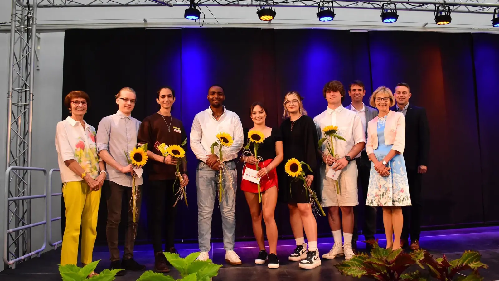 Bei der Abschlussfeier der beiden Integrationsvorklassen der FOS/BOS Weiden gibt es für alle Absolventen mit einer 1 vor dem Komma Sonnenblumen. (Bild: swi/exb)