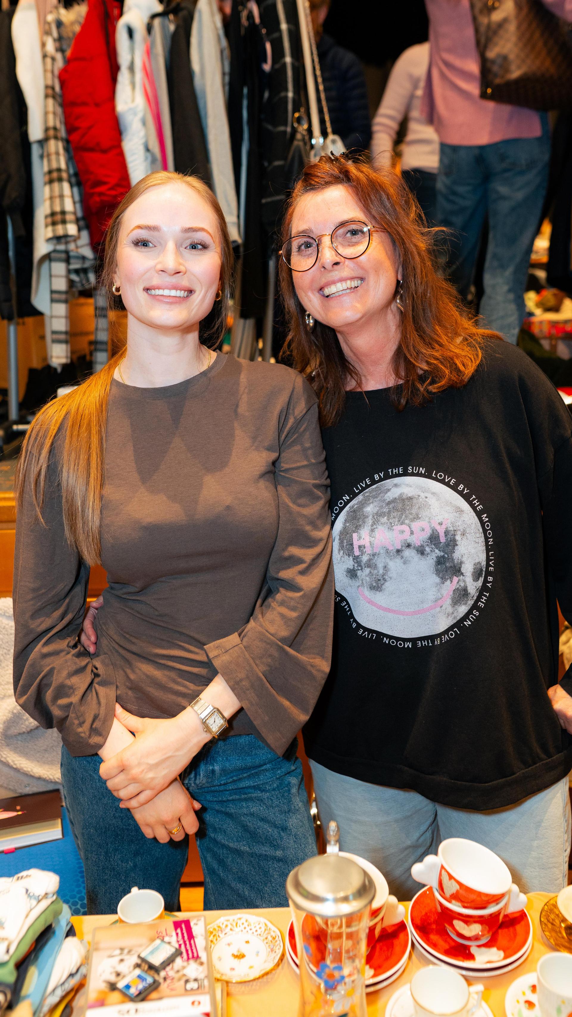 Beim Nachtflohmarkt am Freitag in Neustadt/WN herrschte bis 22 Uhr reges Treiben. (Bild: Hannes Stock)