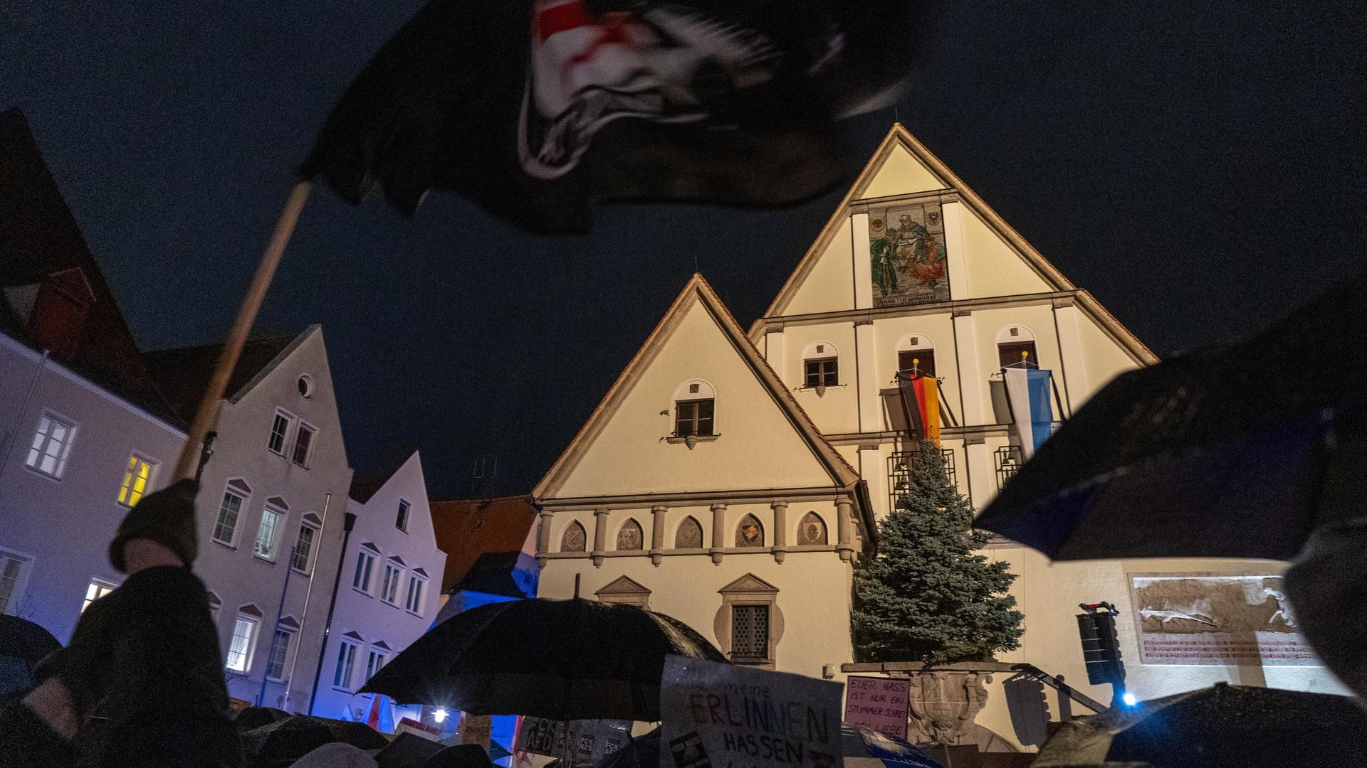 Bei der Demo gegen Rechts haben sich tausende Menschen zu einem Protestmarsch durch Weiden versammelt. (Bild: knz)