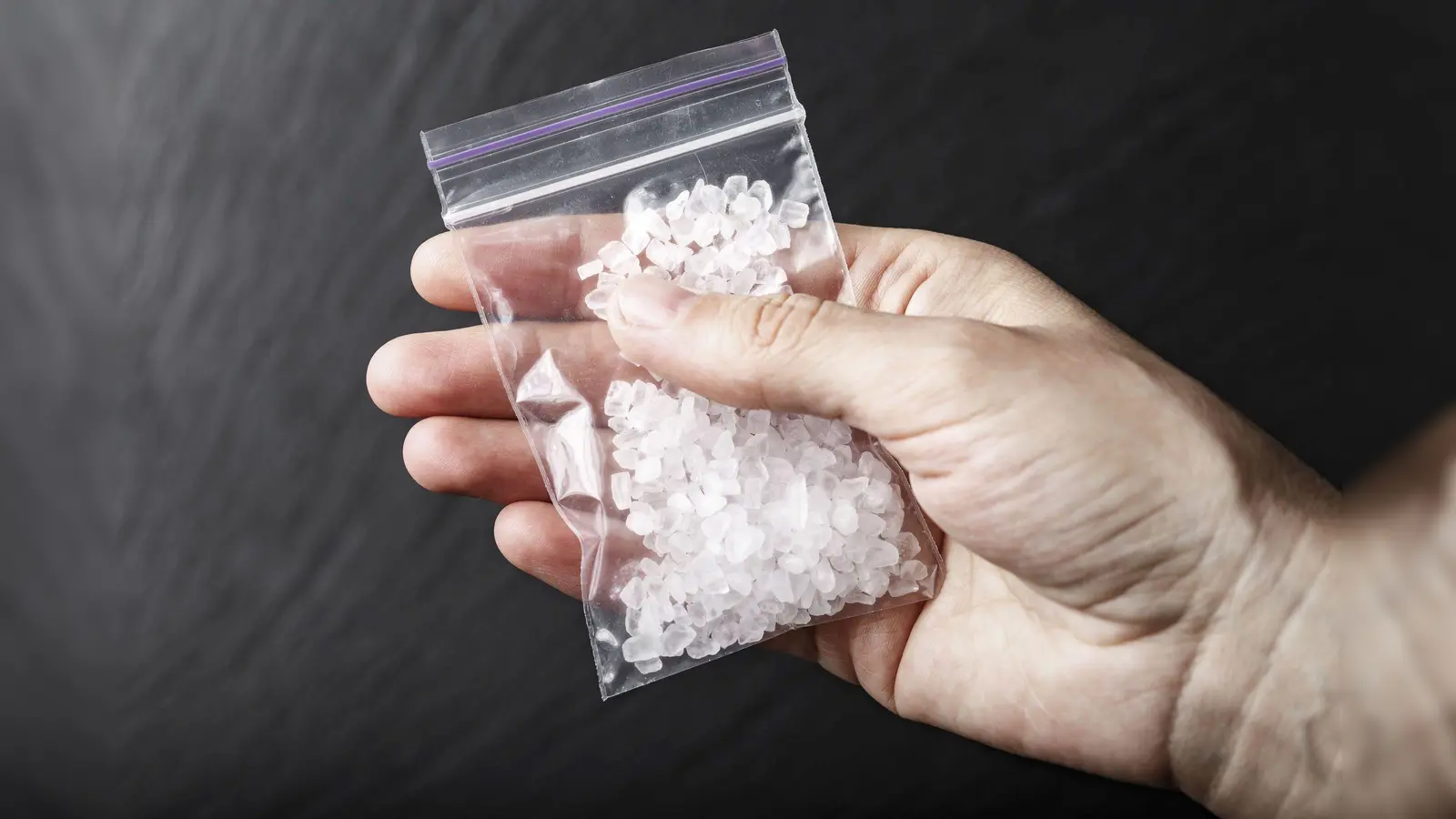 Mehrere Gramm der Droge Crystal Meth hat die Grenzpolizei Waldsassen sichergestellt.  (Symbolbild: Aleksandr Shyripa/exb)