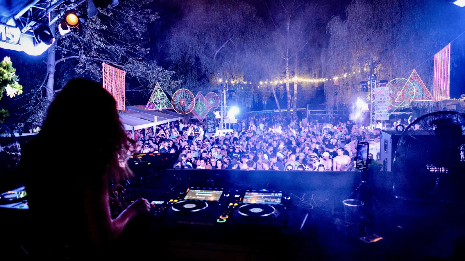 Vergangenes Jahr gab es beim „After World”-Open-Air in Immenreuth nachts kein Halten mehr: Die Tanzfläche war komplett belegt. (Archivbild: Antonia Raps/exb)