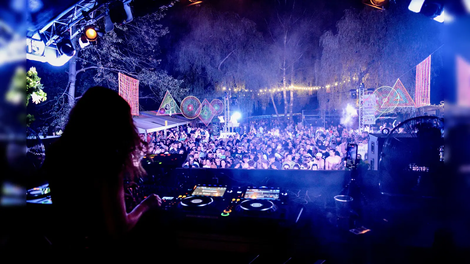 Vergangenes Jahr gab es beim „After World”-Open-Air in Immenreuth nachts kein Halten mehr: Die Tanzfläche war komplett belegt. (Archivbild: Antonia Raps/exb)