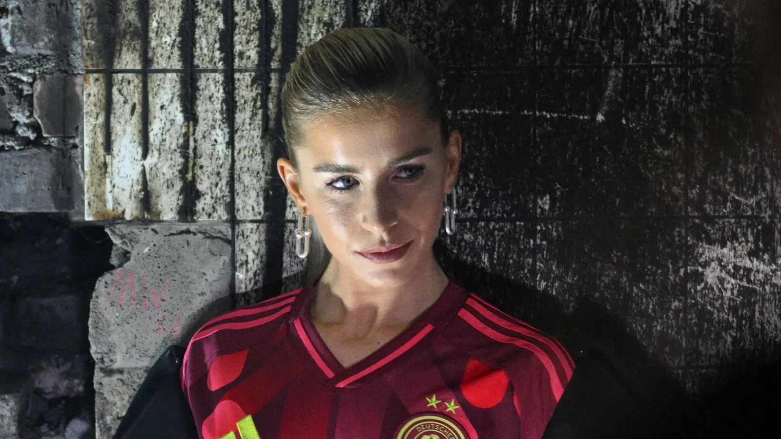 Auch Influencerin Caro Daur zeigte sich schon in dem neuen Trikot. (Archivbild) (Bild: Jens Kalaene/dpa)