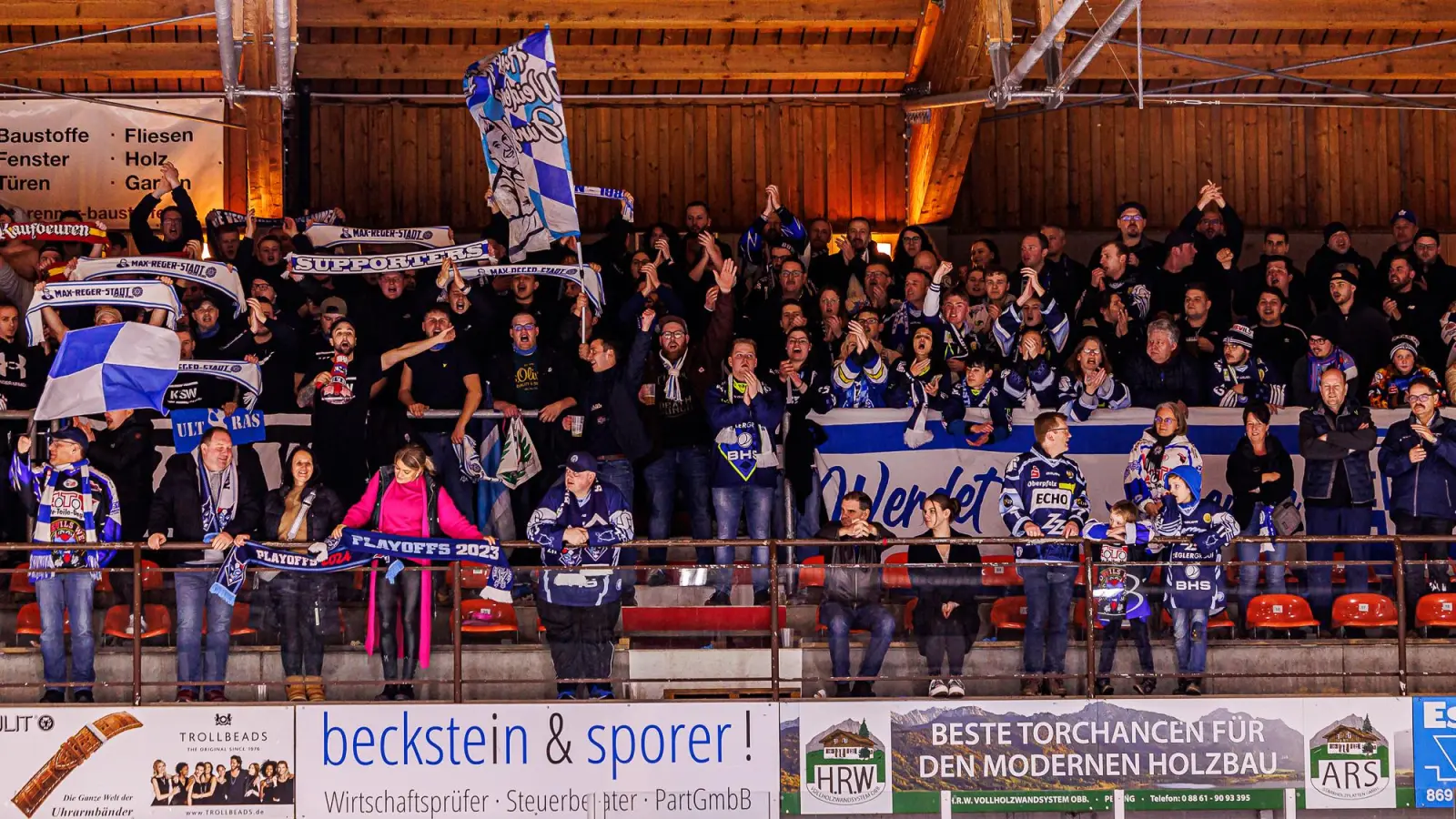 Auf die Fans der Blue Devils Weiden warten im Play-off-Halbfinale lange Fahrten nach Tilburg in die Niederlande. (Archivbild: Werner Moller)