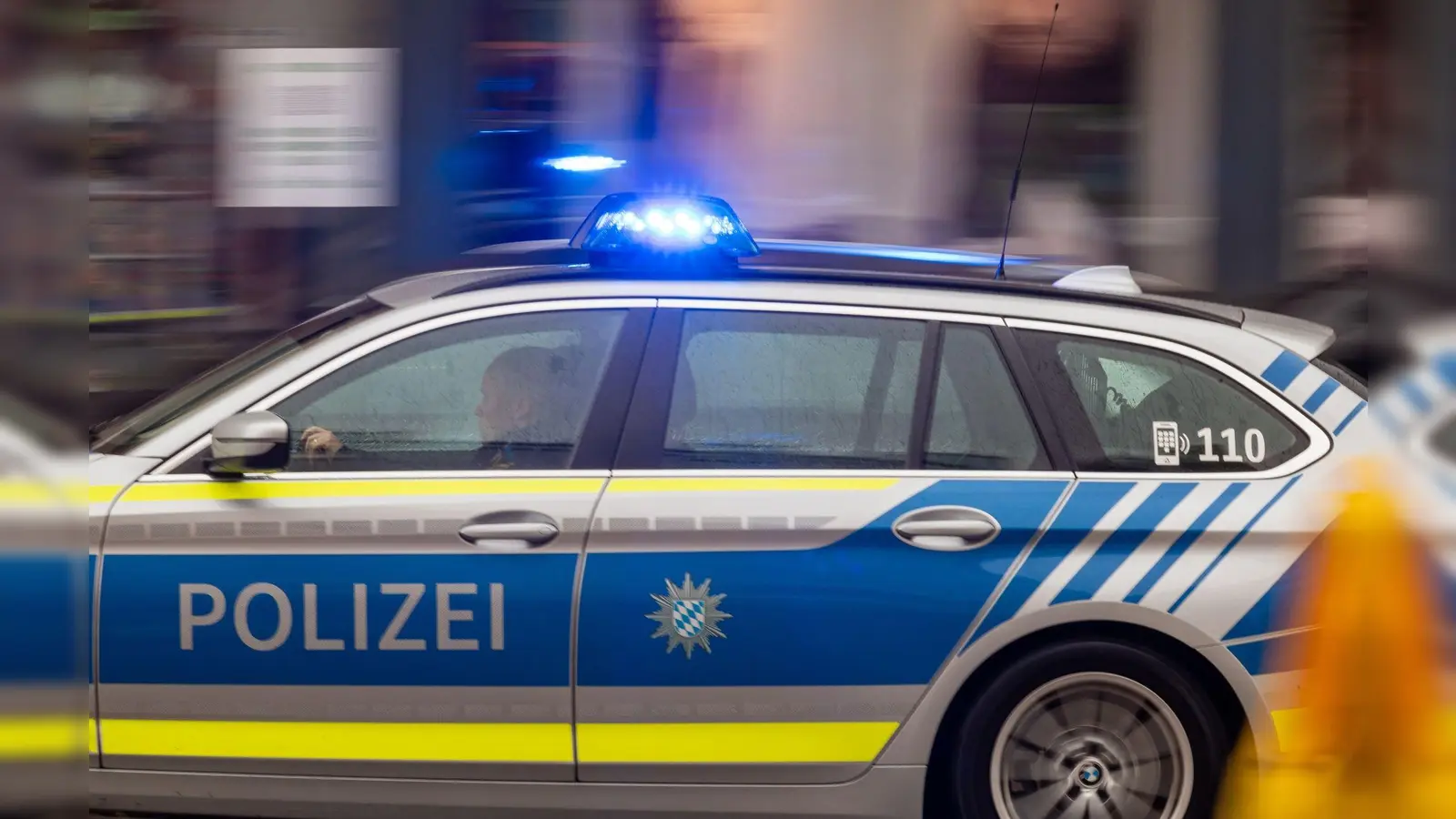 Die Polizei untersuchte, ob der Autofahrer alkoholisiert war. (Bild: Peter Kneffel/dpa/Symbolbild)
