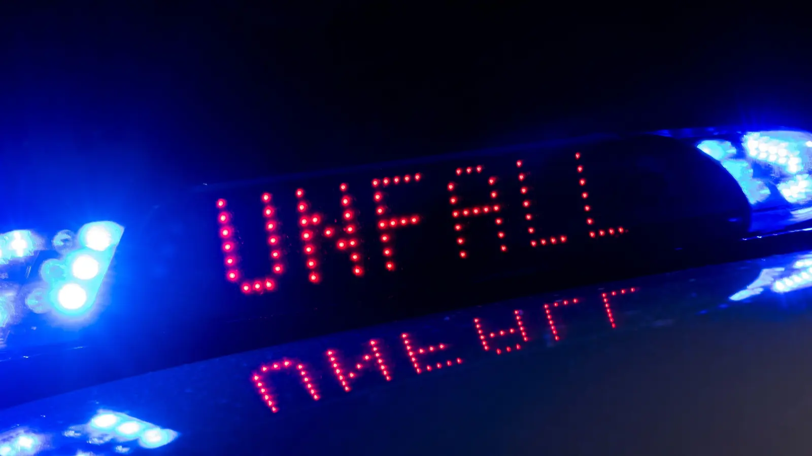 Bei einem Verkehrsunfall mit drei Fahrzeugen, darunter ein Polizeiauto, sind vier Menschen verletzt worden.  (Symbolbild: Monika Skolimowska/dpa)