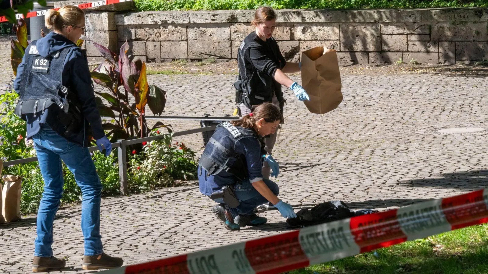 Polizistinnen und Polizisten sicherten am Mittwoch Spuren am Tatort.  (Bild: Peter Kneffel/dpa)