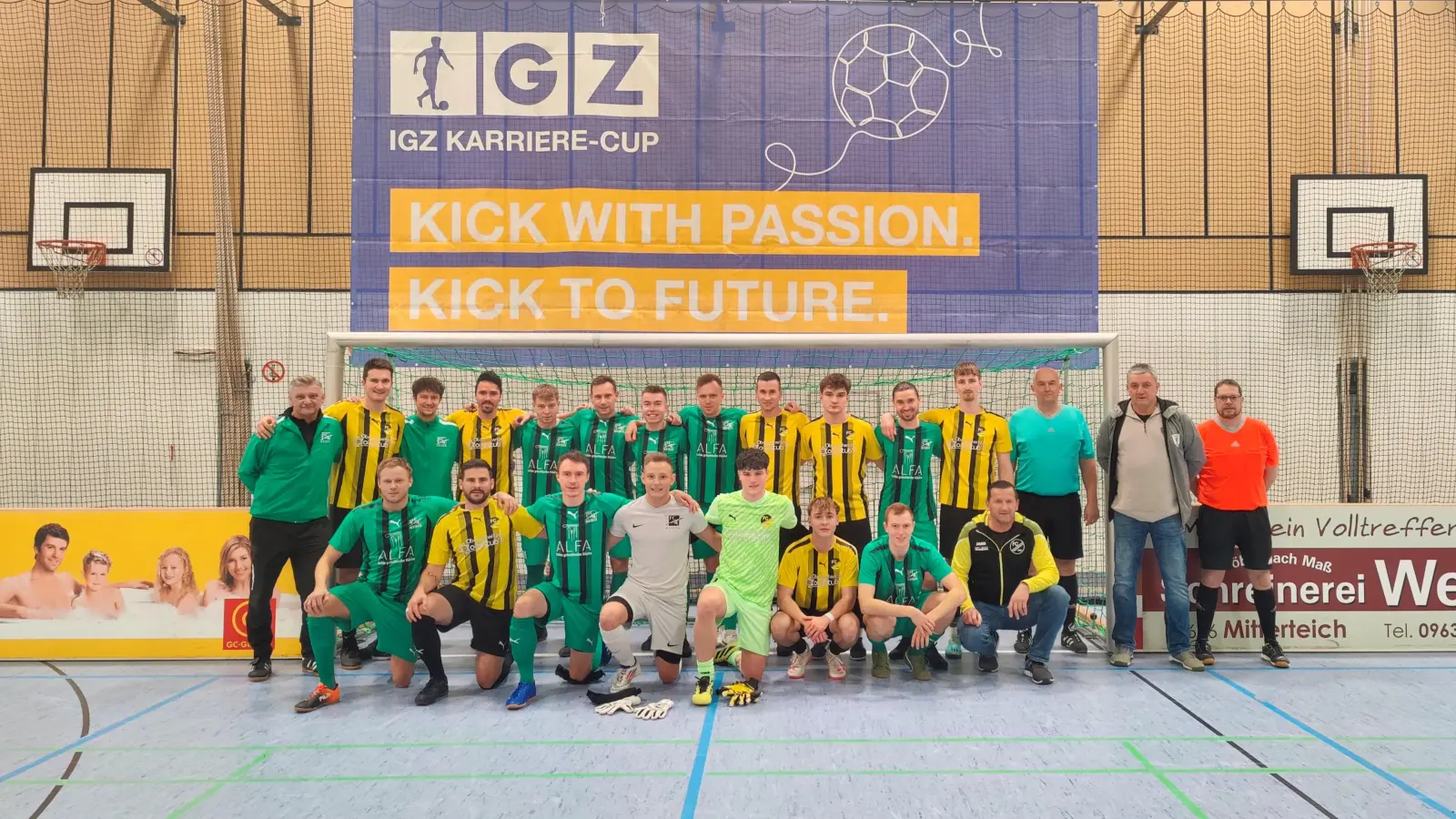 Der FC Weiden-Ost (grüne Trikots) und der FC Tirschenreuth standen sich im Finale beim IGZ-Cup gegenüber. Die Ostler siegten mit 3:0.  (Bild: Tobias Santl)