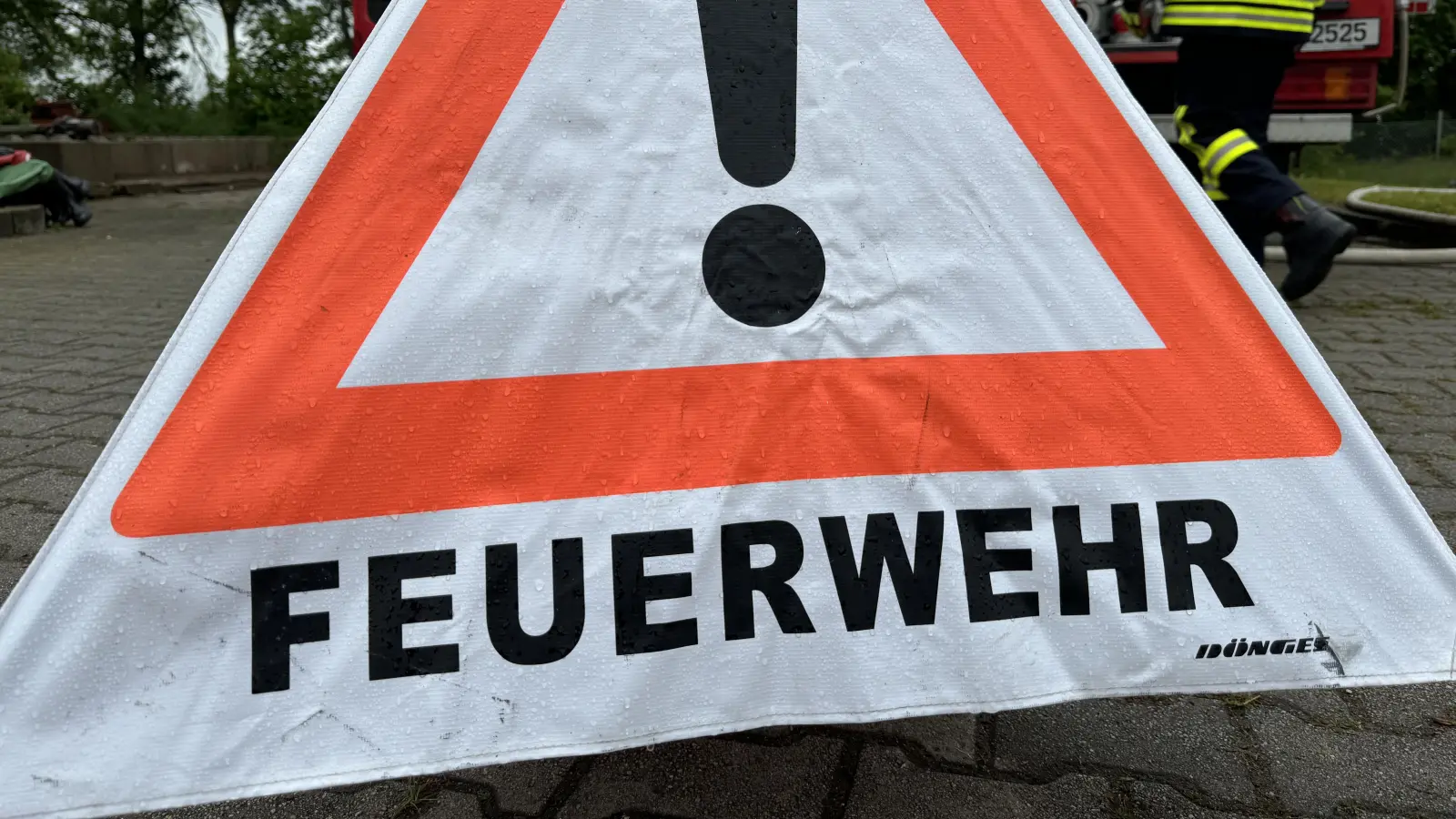 Feuerwehrleute sicherten die Unfallstelle und banden ausgelaufenes Motoröl ab. (Symbolbild: Heike Unger)