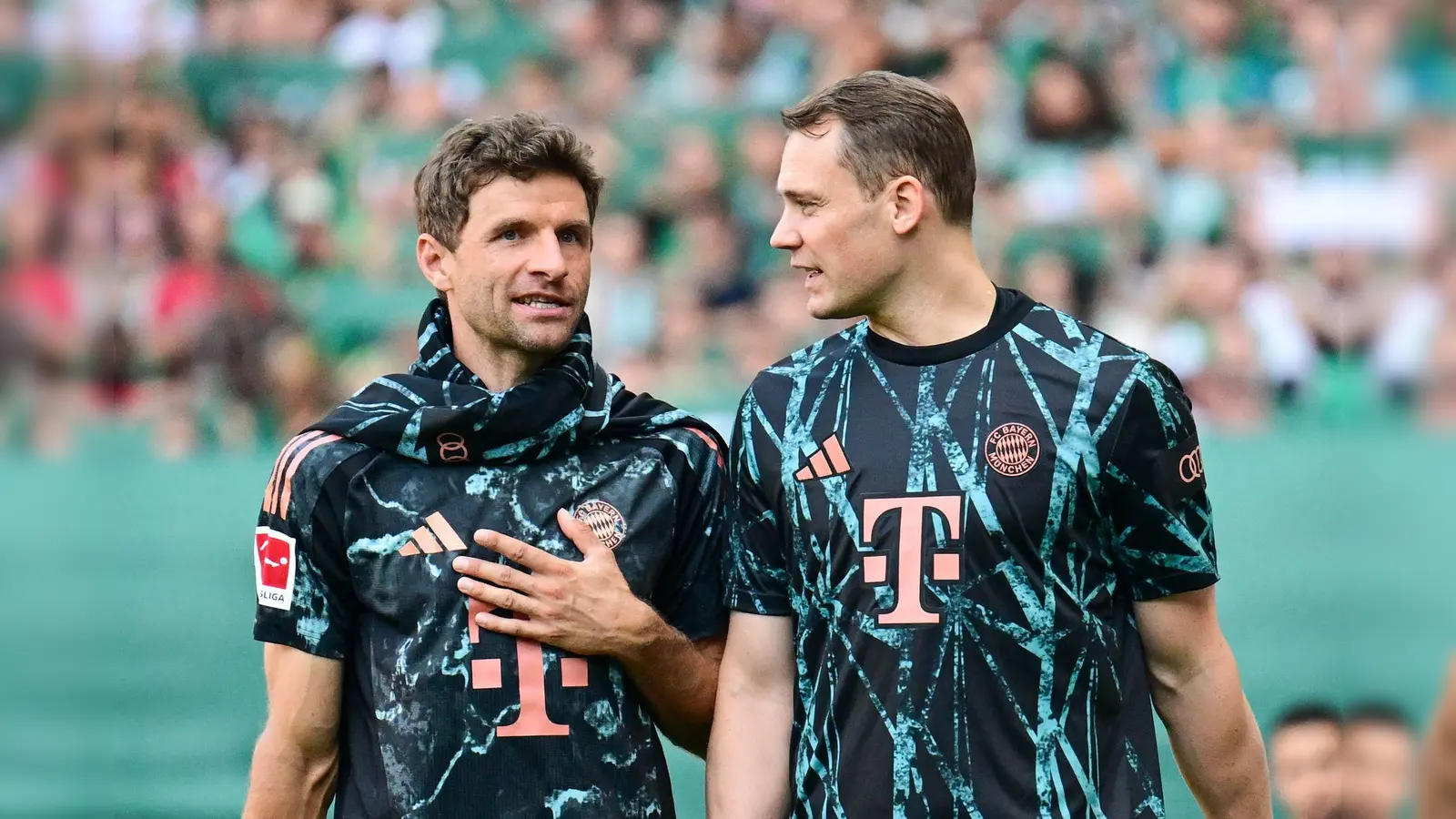 Thomas Müller (l) und Manuel Neuer nehmen zum Start ins Fußballjahr besondere Rollen ein. (Bild: Sina Schuldt/dpa)