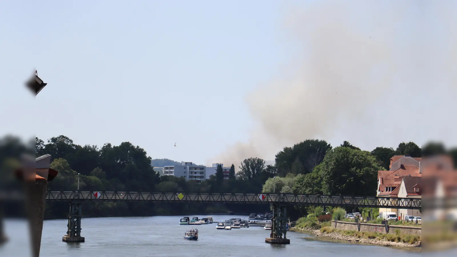 Eine meterhohe Rauchsäule erhebt sich über dem Regensburger Norden. In einer ehemaligen Gaststätte ist am Mittwochnachmittag ein Feuer ausgebrochen.  (Bild: Simon Rothfischer)