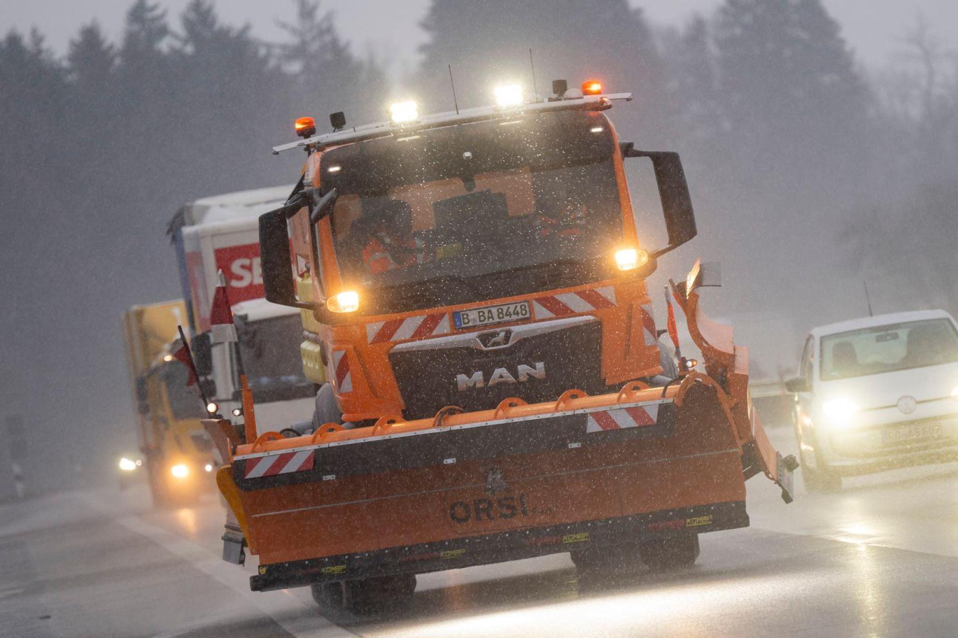 Autofahrer sollten vorsichtig sein. (Bild: Peter Kneffel/dpa)