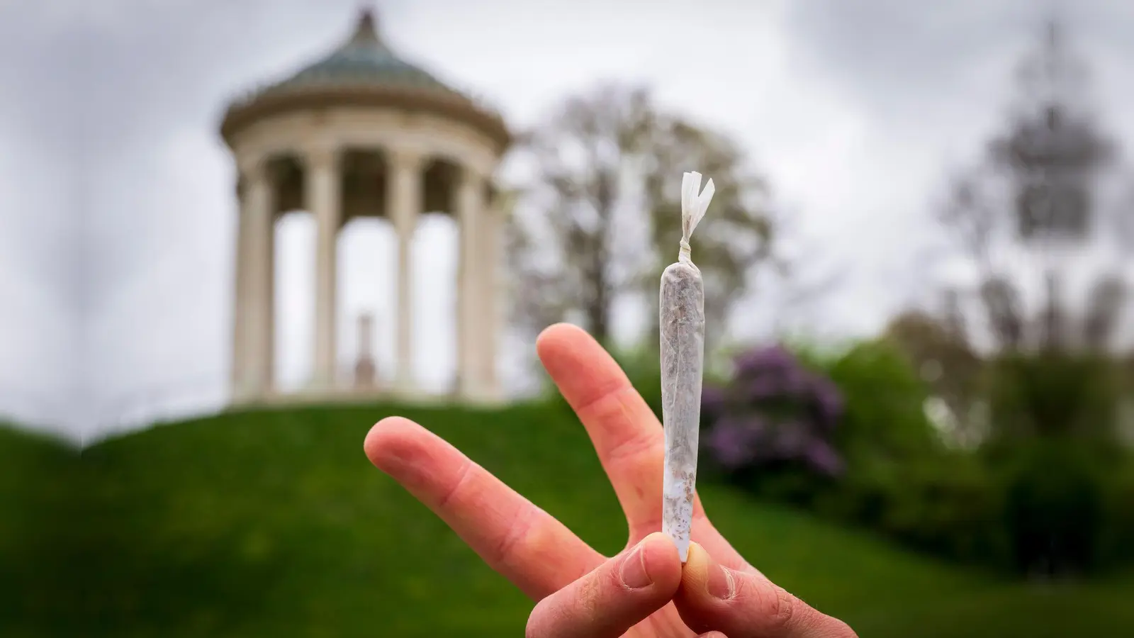 Kiffen verboten? Darüber hat der Verwaltungsgerichtshof entschieden. (Symbolfoto) (Bild: Peter Kneffel/dpa)